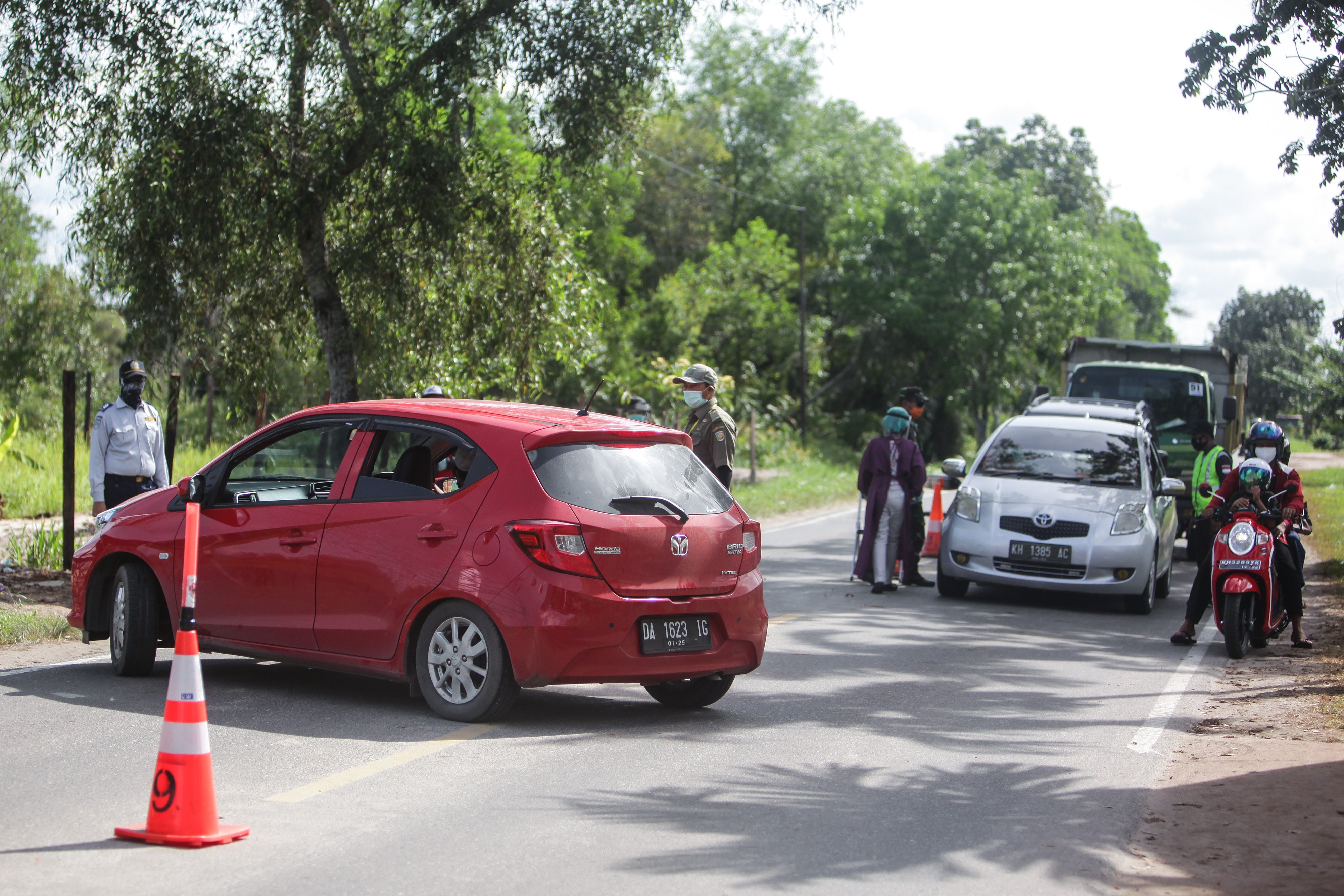 Petugas gabungan berjaga-jaga di sejumlah jalur tikus, warga yang tidak membawa surat keterangan bebas covid-19 diminta putar balik.