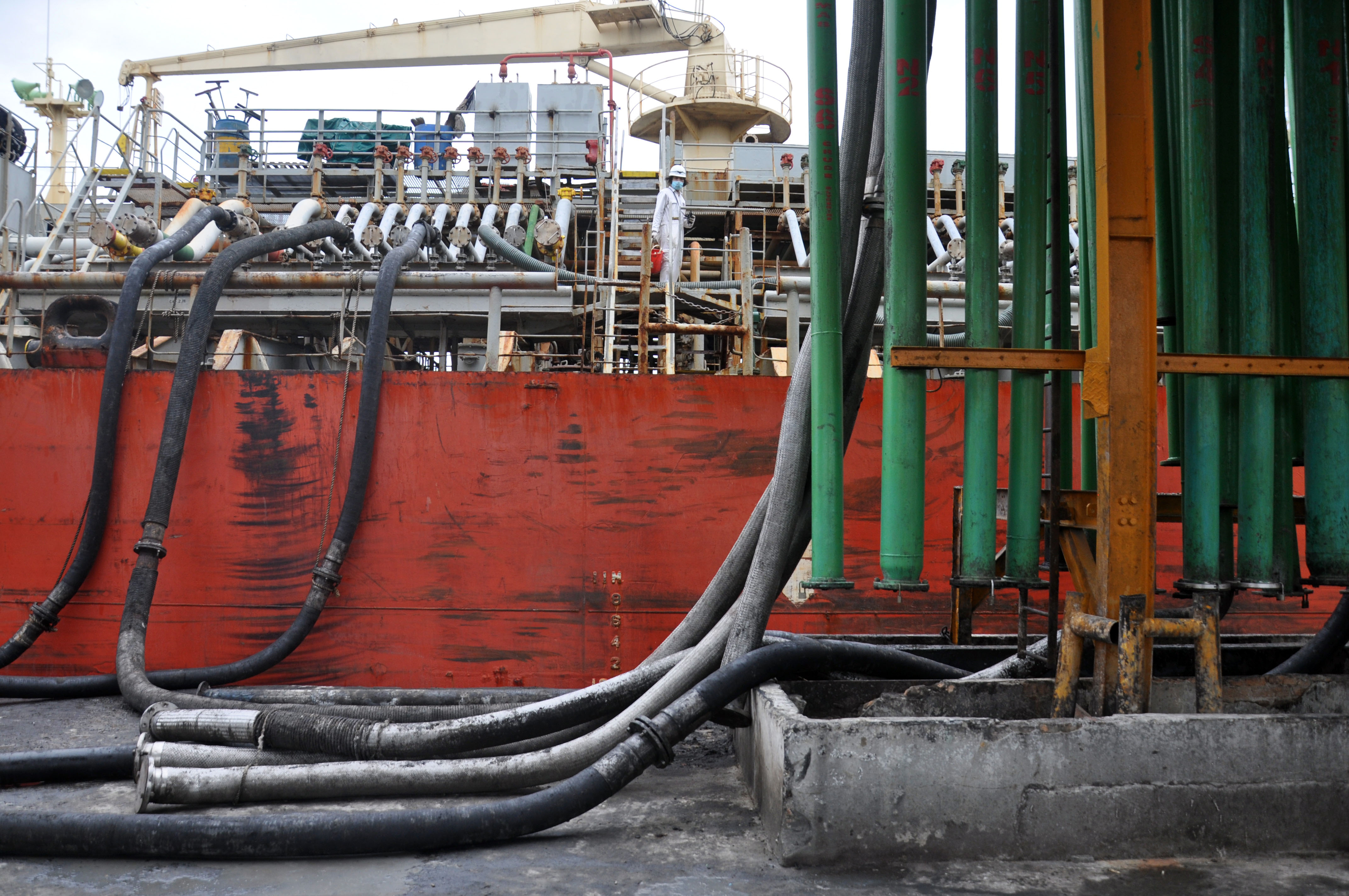 Petugas operator mengawasi penyaluran Cruid Palm Oil (CPO) di Pelabuhan Belawan Medan, Sumatra Utara, Selasa (28/7/2020