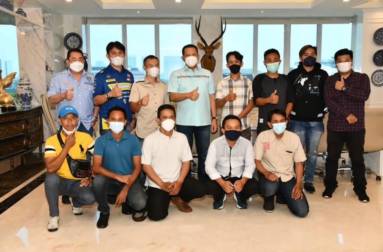 Ketua Umum IMI Pusat BambangSoesatyo bersama pembalap MX dan GTX