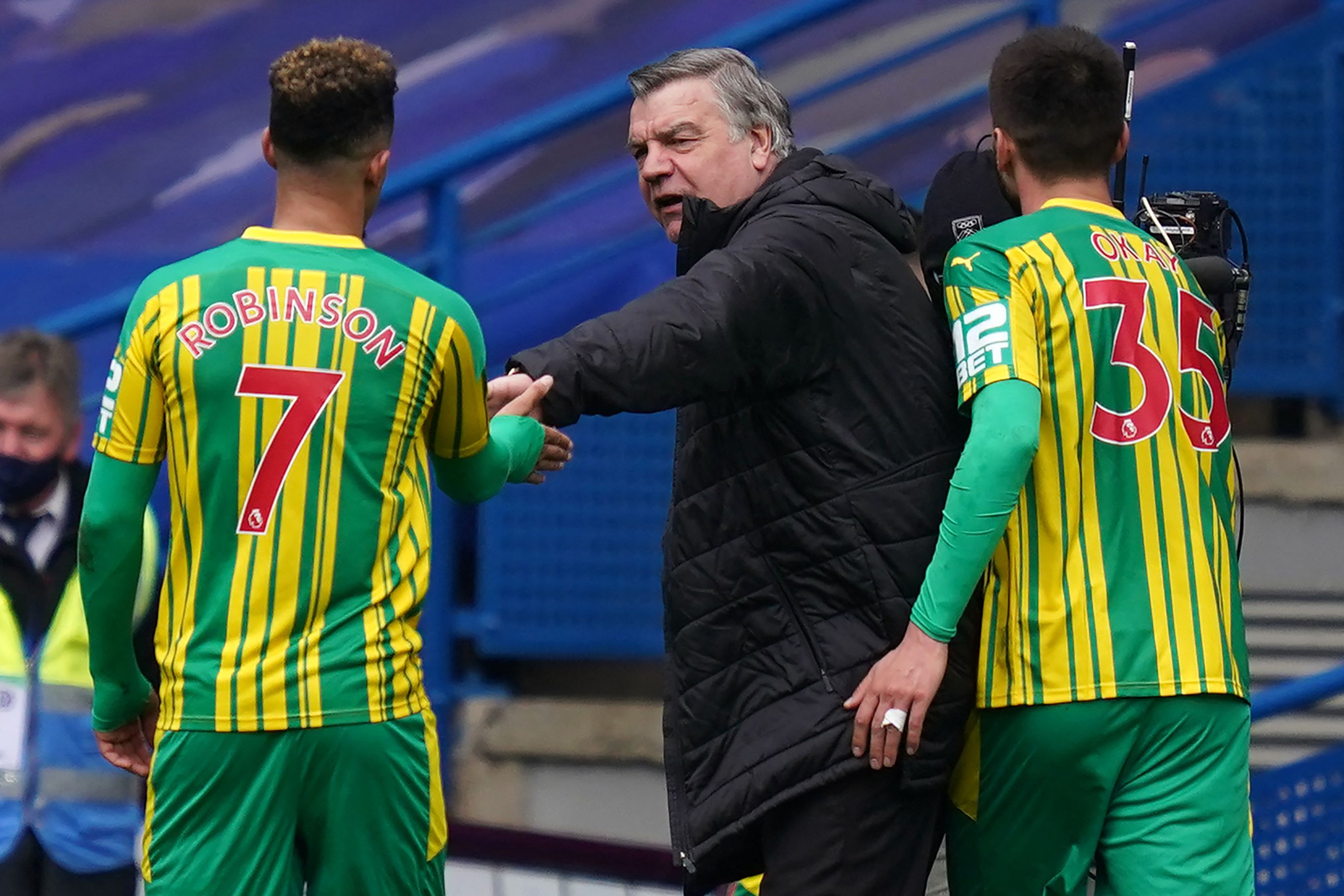 Maanajer West Bromwich Albion, Sam Allardyce  (tengah) menyalami para pemainnya setelah mengalahkan Chelsea dengan skor 5-2.