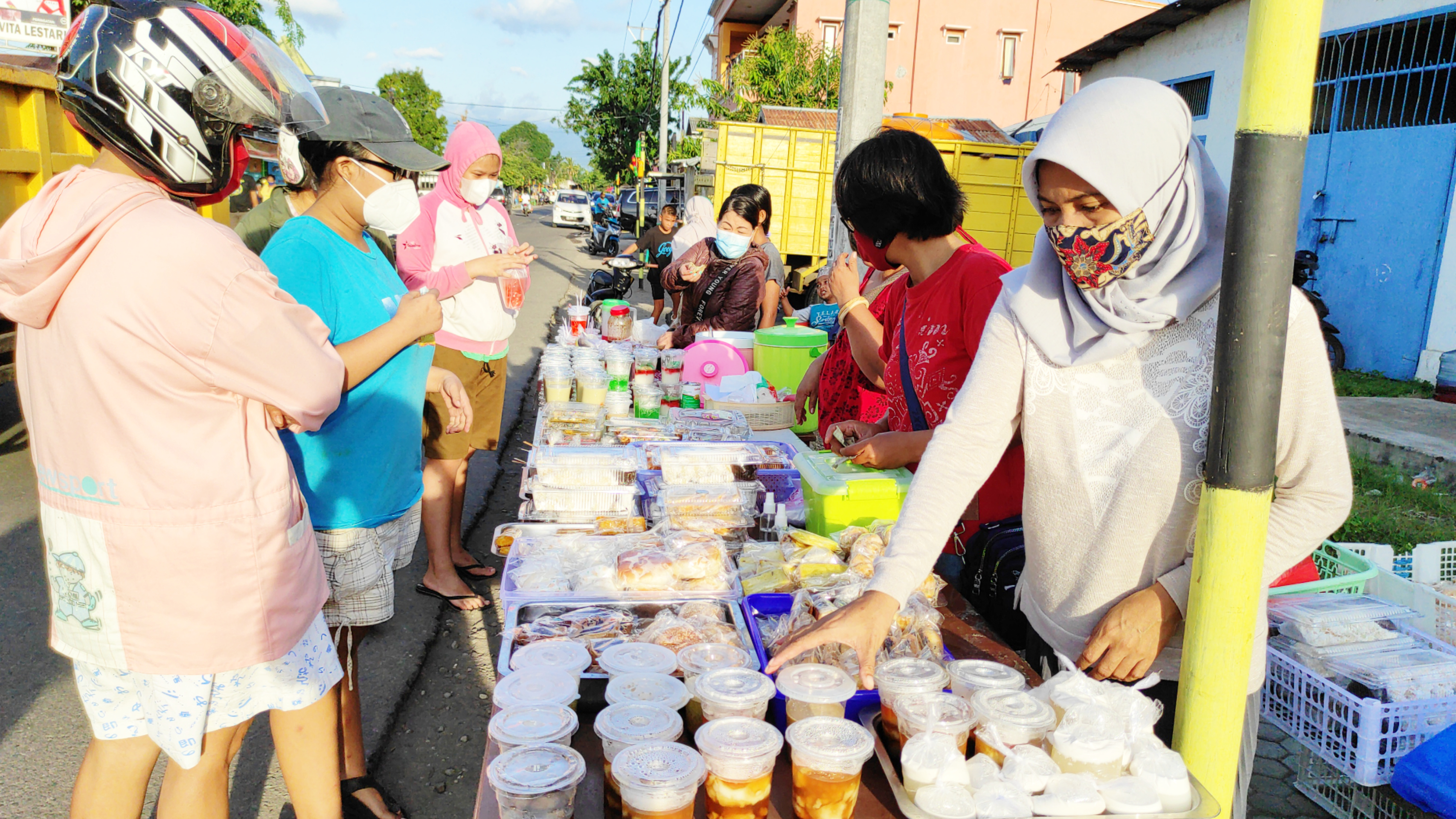 Warga membeli hidangan takjil di Beru, NTT.