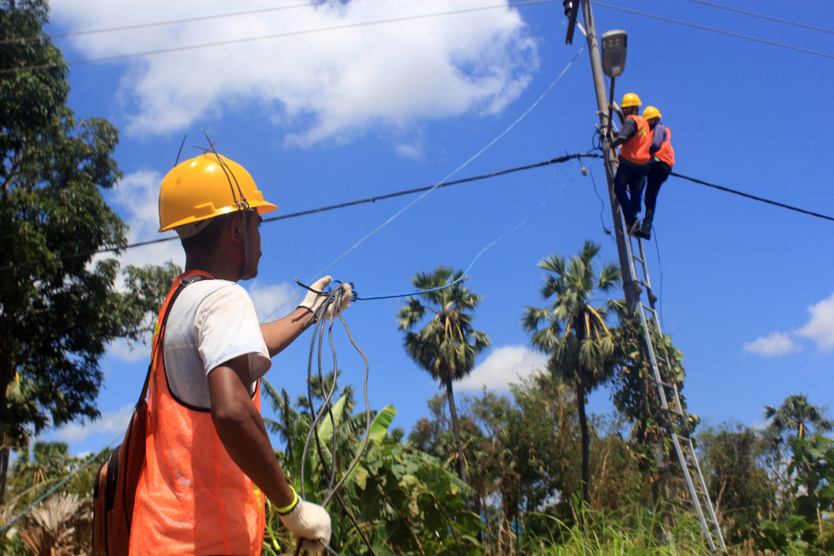 Perbaikan jaringan listrik di Kota Kupang, NTT, Rabu (14/4).