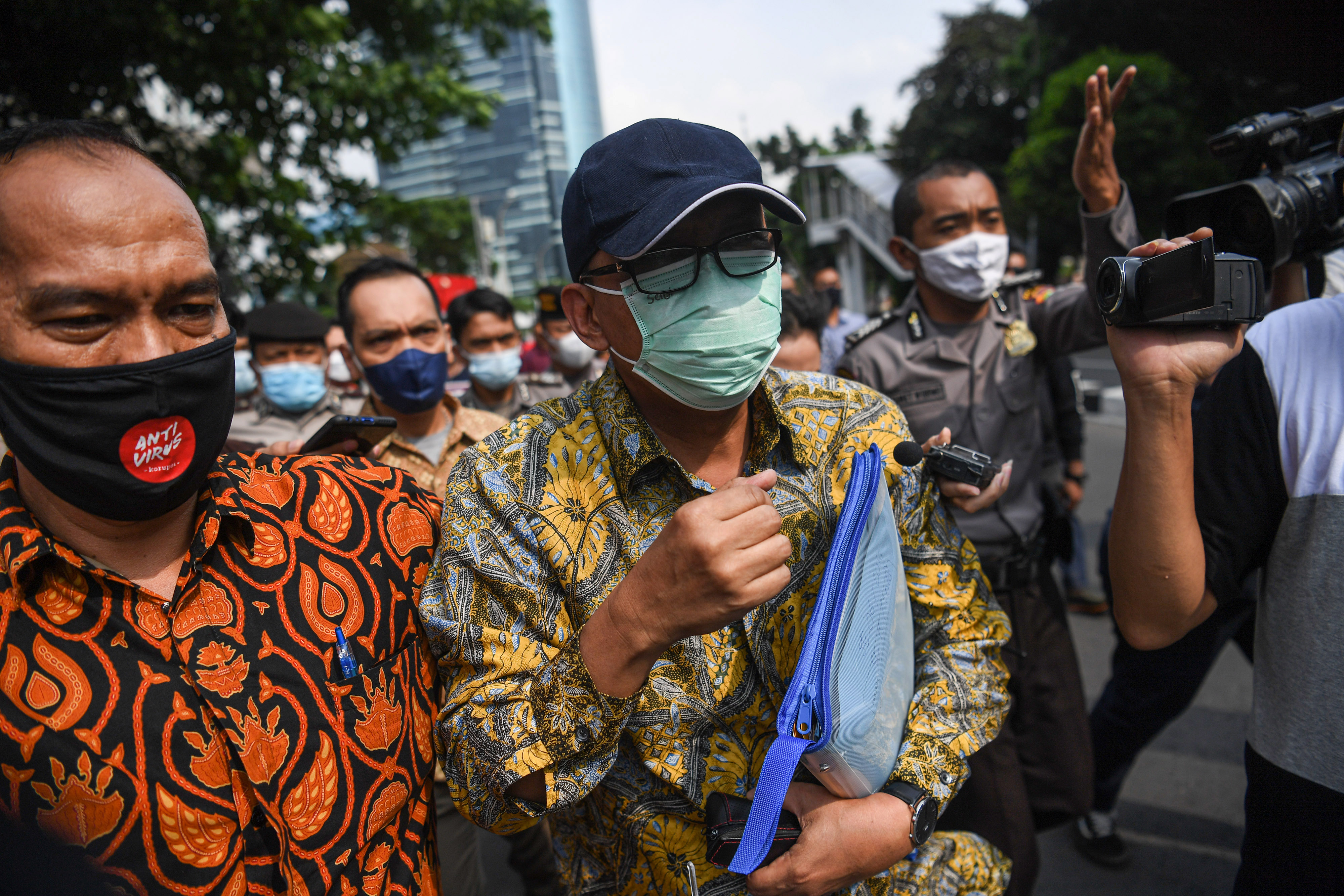 Mantan Direktur Pemeriksaan dan Penagihan Ditjen Pajak Angin Prayitno Aji seusai diperiksa di KPK.