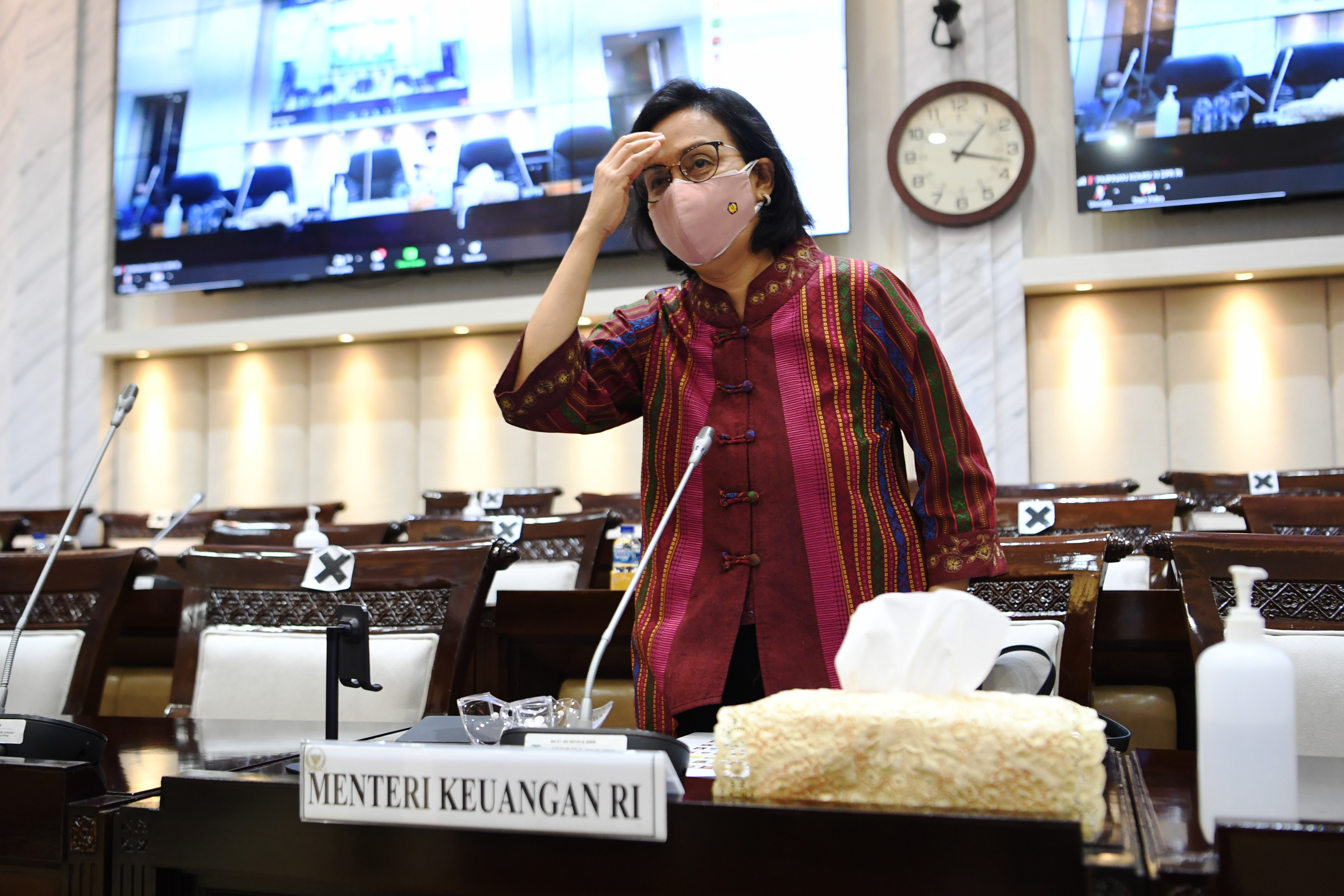 Menteri Keuangan Sri Mulyani saat mengikuti rapat kerja dengan Komisi XI DPR di Kompleks Parlemen, Senayan, Jakarta, Senin (15/3).