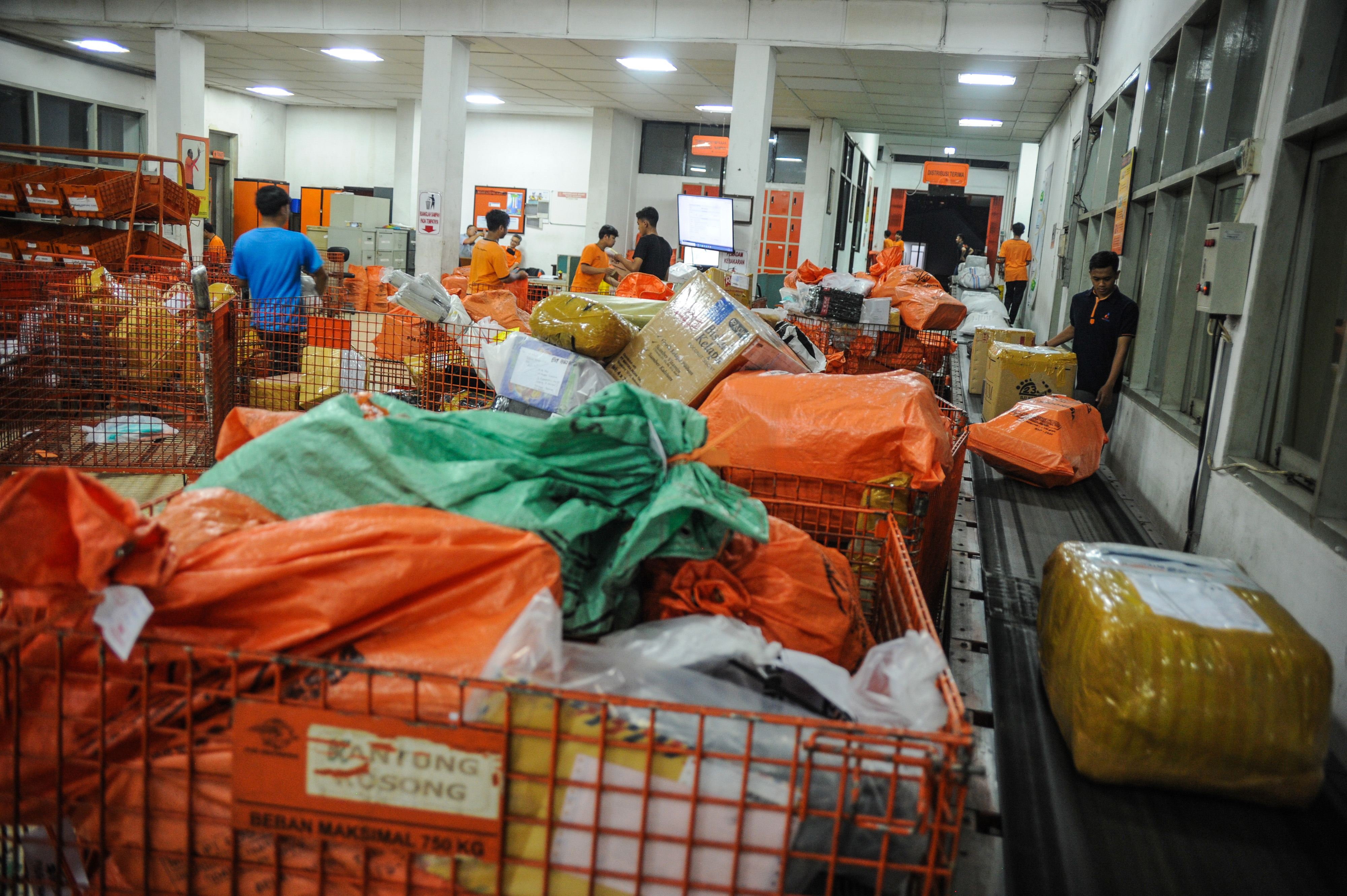 Pekerja melakukan pemilahan barang yang akan dikirim melalui PT Pos Indonesia (Persero) di Sentral Pengolahan Pos Bandung, Jawa Barat