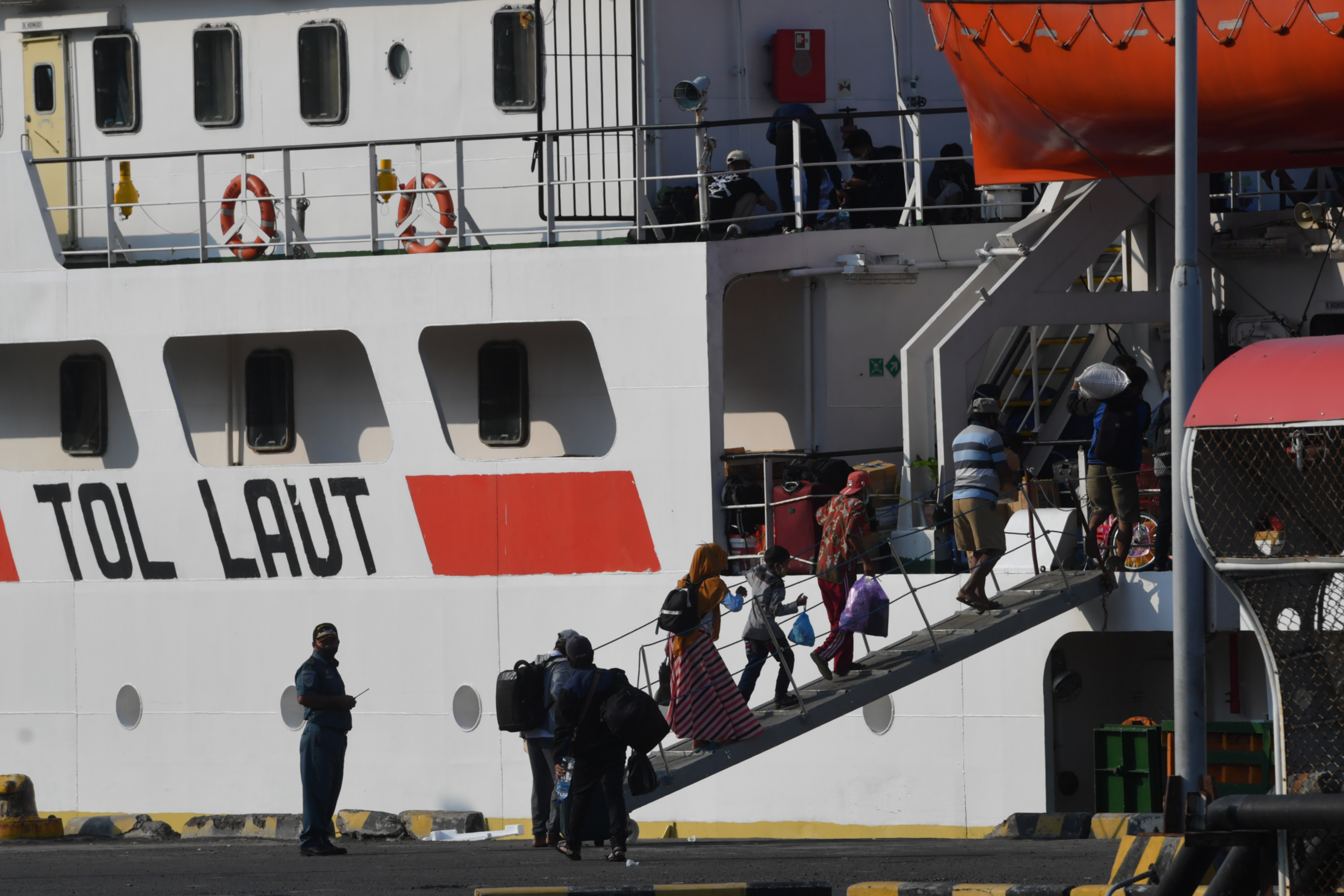 Penumpang KM Sabuk Nusantara 92 terlihat di Pelabuhan Tanjung Wangi, Banyuwangi, Jawa Timur, Sabtu (24/4/2021).