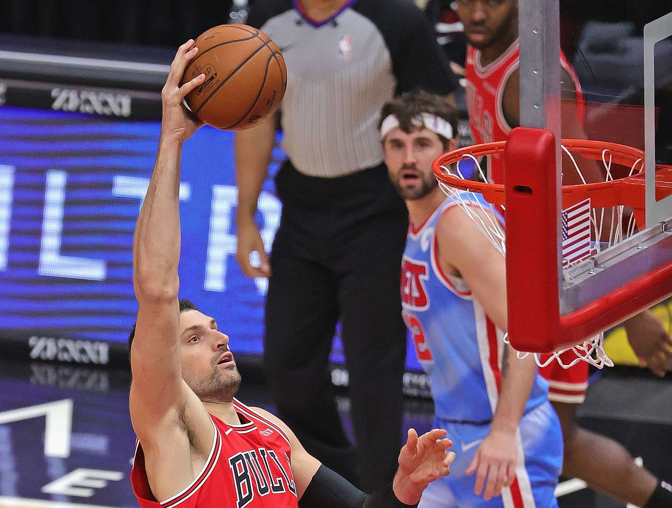 Pebasket Nikola Vucevic dari Chicago Bulls siap melakukan dunk.