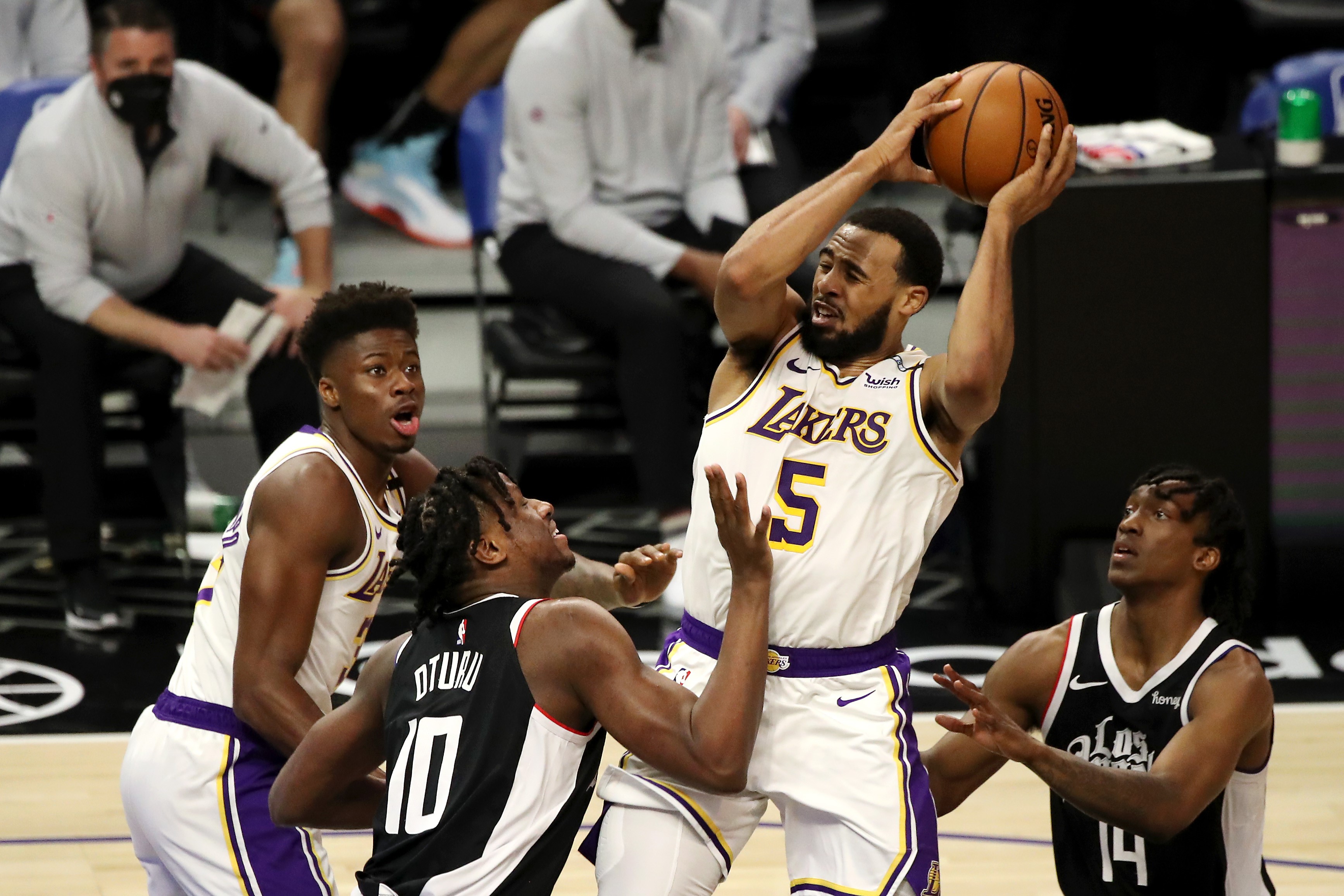 Duel Los Angeles, Clippers Lumat Lakers