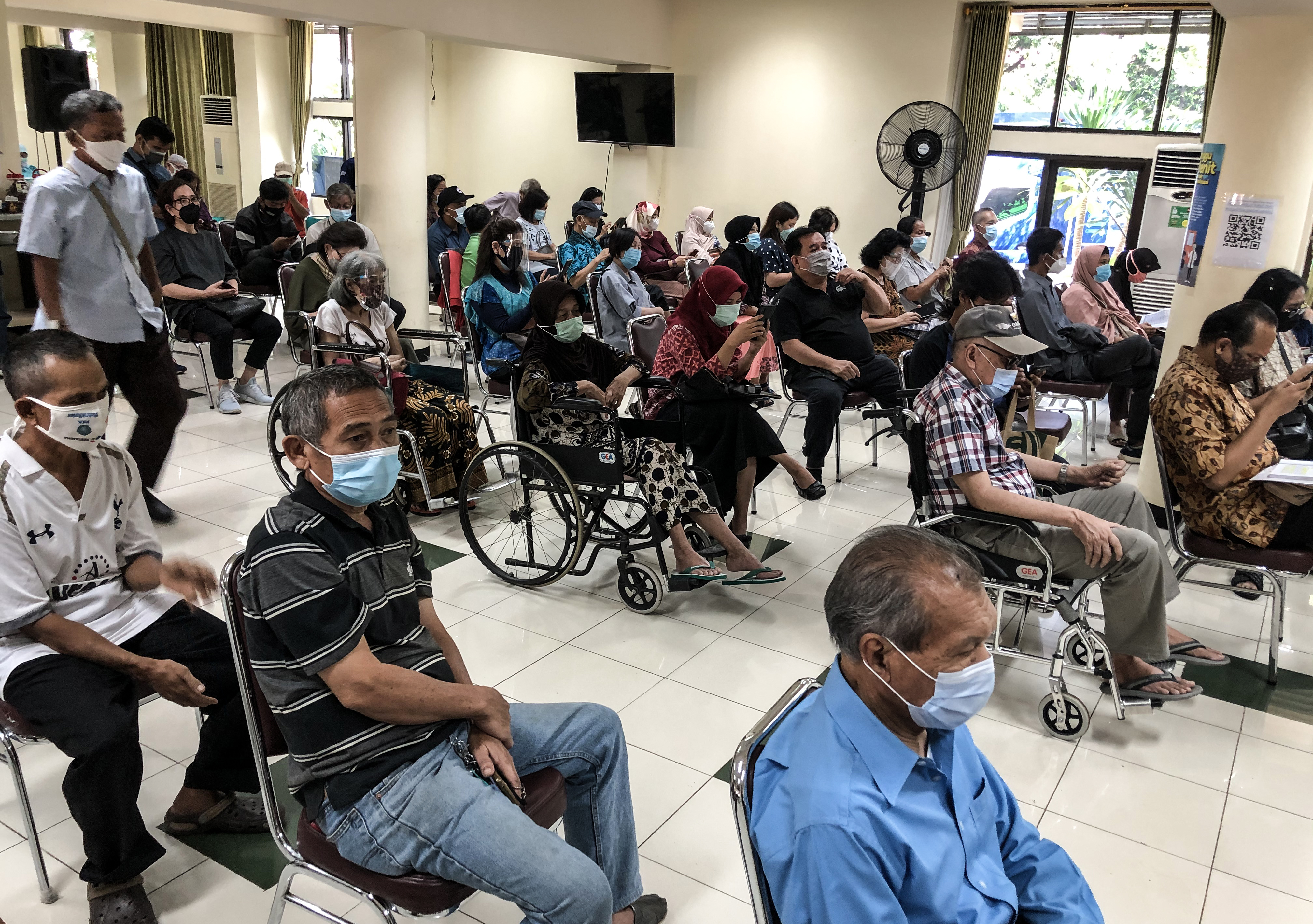 ansia bersama pendamping menunggu di ruang observasi seusai mengikuti vaksinasi Covid-19 di BBPK Hang Jebat Jakarta, Kamis (15/4/2021).