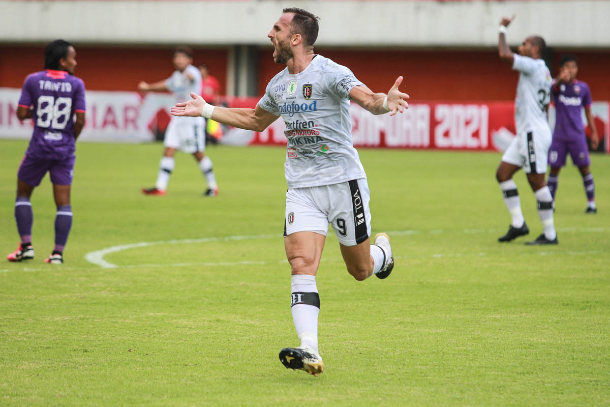 Pemain Bali United Ilija Spasojevic merayakan gol yang dicetak ke gawang Persita dalam laga Grup D Piala Menpora 2021, Jumat (2/4).     