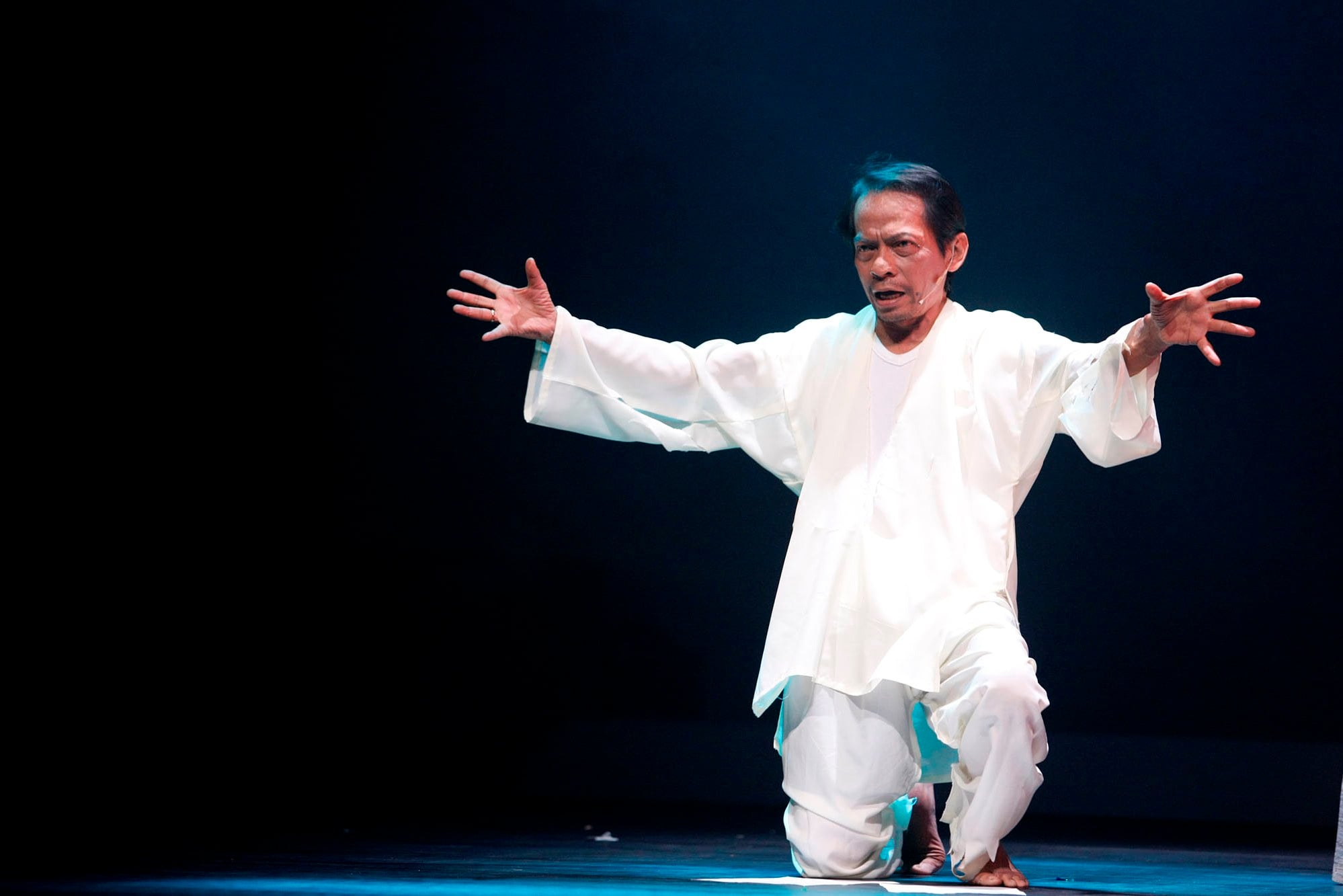 Penyair Radhar Panca Dahana membaca puisi pada pementasan puisi teatrikal bertajuk Indonesia Dalam 3 di Jakarta, beberapa waktu lalu.