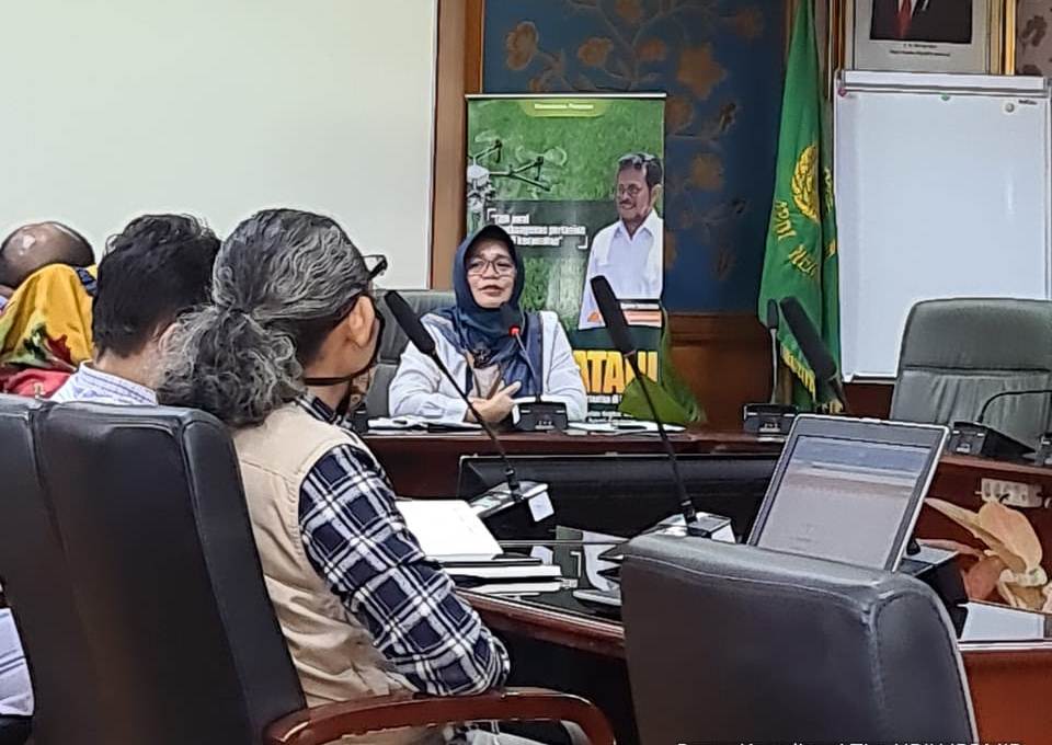 Kepala Pusat Penyuluhan BPPSDMP (Badan Penyuluhan dan Pengembangan SDM Pertanian), Leli Nuryati, memberikan pemaparan. 