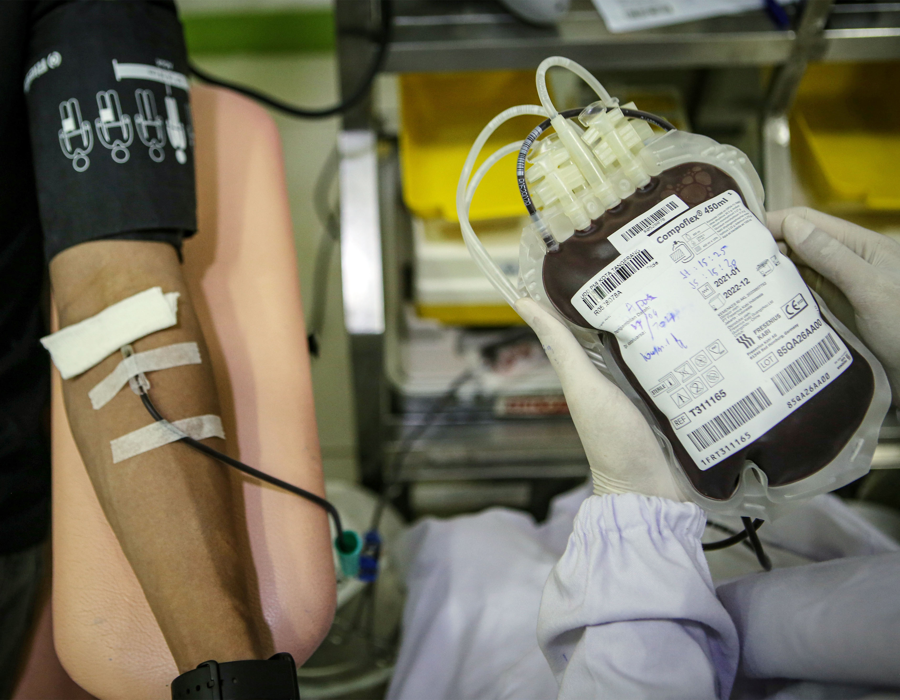 Warga sedang mendonorkan darahnya di Kantor PMI Kota Tangerang, Banten, Sabtu (17/4/2021)