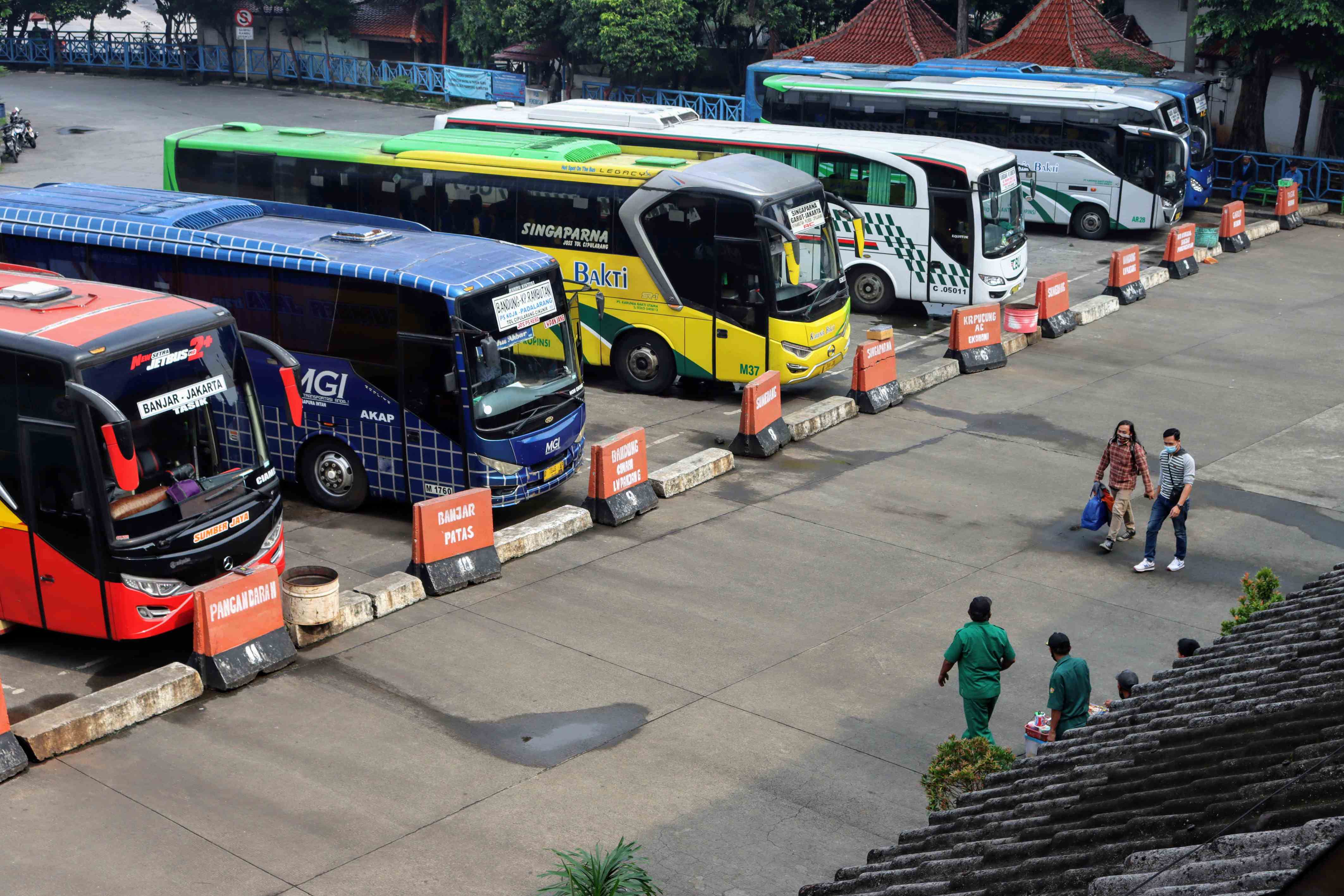 Calon penumpang berjalan menuju bus di Terminal Kampung Rambutan, Jakarta, beberapa waktu lalu.