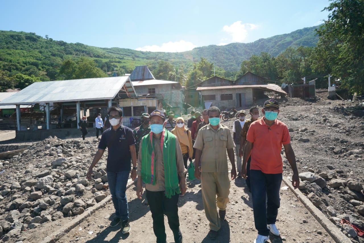 Kepala BP3S Kementerisn Sosial, Syahabuddin (dua kiri) saat meninjau lokasi bencana alam di NTT.