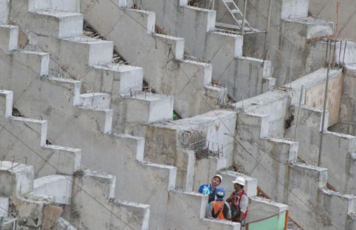 Pekerja melakukan pengecoran dalam pembangunan Jakarta International Stadium (JIS) di Papanggo, Tanjung Priok, Jakarta Utara, Selasa (9/3).