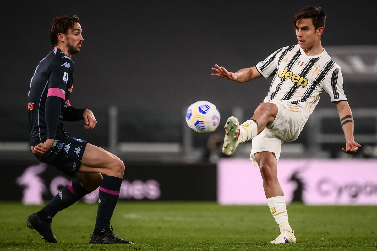 Paulo Dybala (kiri) mencetak satu gol kemenangan 2-1 Juventus atas Napoli dalam lanjutan Serie A, Kamis (8/4).  