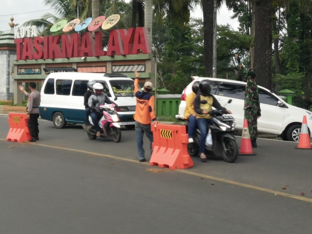 Ratusan kendaraan pemudik di Jalur Gentong, KecamatanKadipaten, Kabupaten Tasikmalaya, diputarbalikan oleh petugas gabungan.