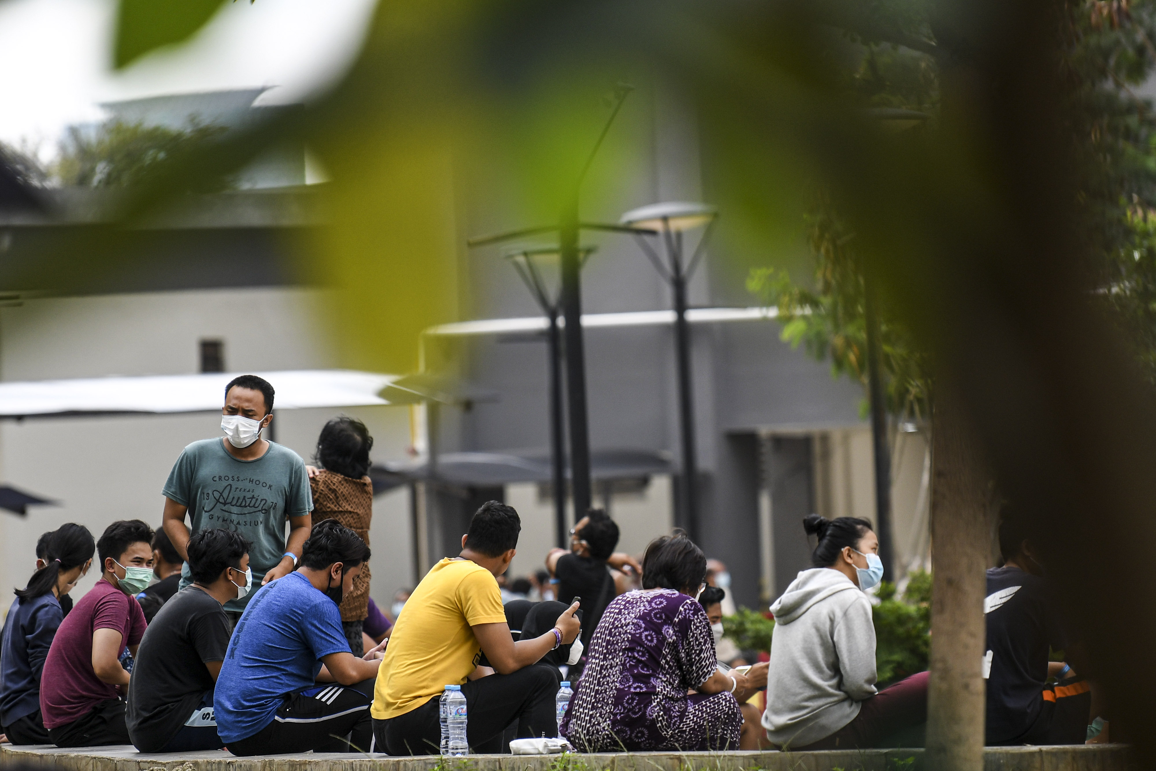 Sejumlah pasien Covid-19 berjemur usai melakukan olahraga di RS Darurat Wism Atlet, Kemayoran, Jakarta. 