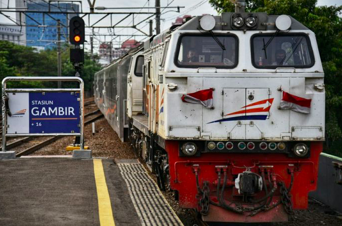 Ilustrasi - Kereta Api tujuan Jakarta-Bandung tiba di Stasiun Gambir.