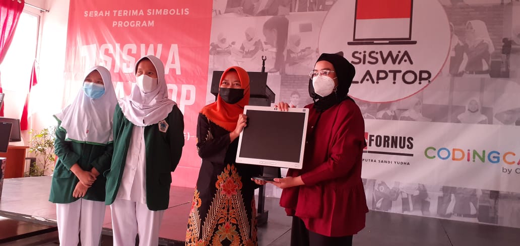 70 Unit Laptop Disalurkan untuk Calon Desainer Grafis Andal 