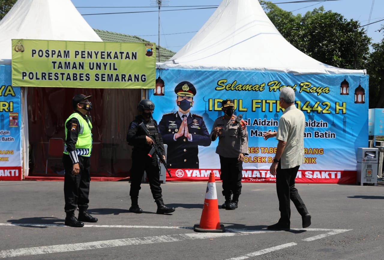 Gubernur Jawa Tengah Ganjar Pranowo mengecek posko penyekatan pemudik di Kabupaten Semarang dan Salatiga, Jateng, Selasa (11/5). 