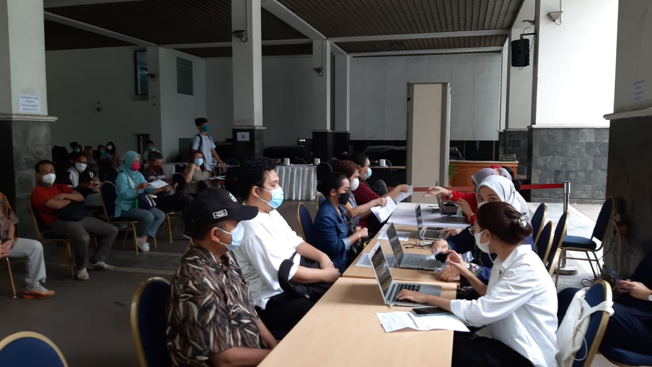 Sebanyak 4.371 awak media se-Jabodetabek tuntas mengikuti vaksinasi Covid-19 dosis kedua di Aula Blok G Lantai Dasar, Balai Kota DKI.