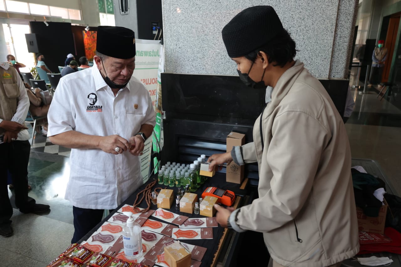 Ketua DPD RI saat mengunjungi Pameran Artefak Peninggalan Nabi Muhammad di Jakarta Islamic Center, Kamis, 29 April 2021.