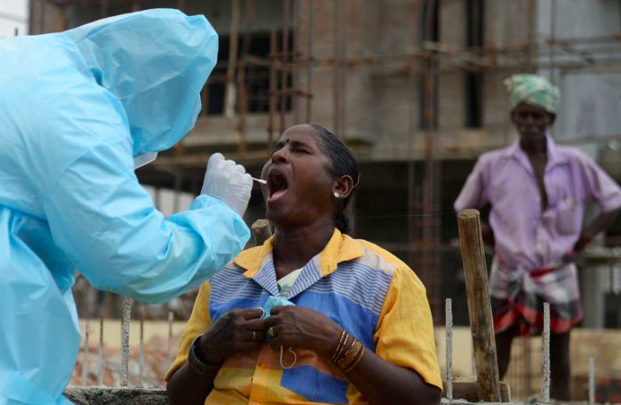 Petugas medis melakukan tes covid-19 kepada warga di Chennai, India. 