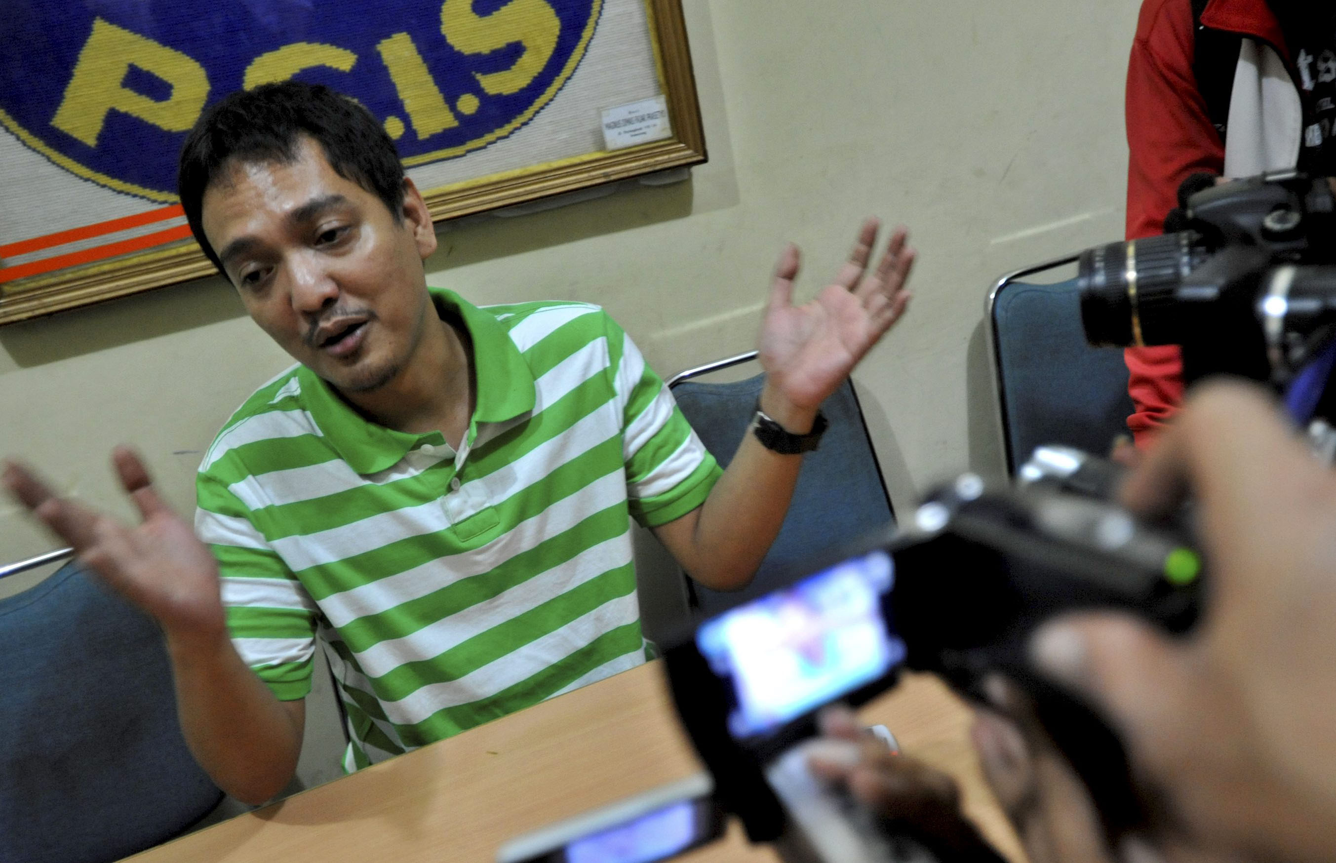  CEO PSIS Semarang Yoyok Sukawi memberikan keterangan pers. 