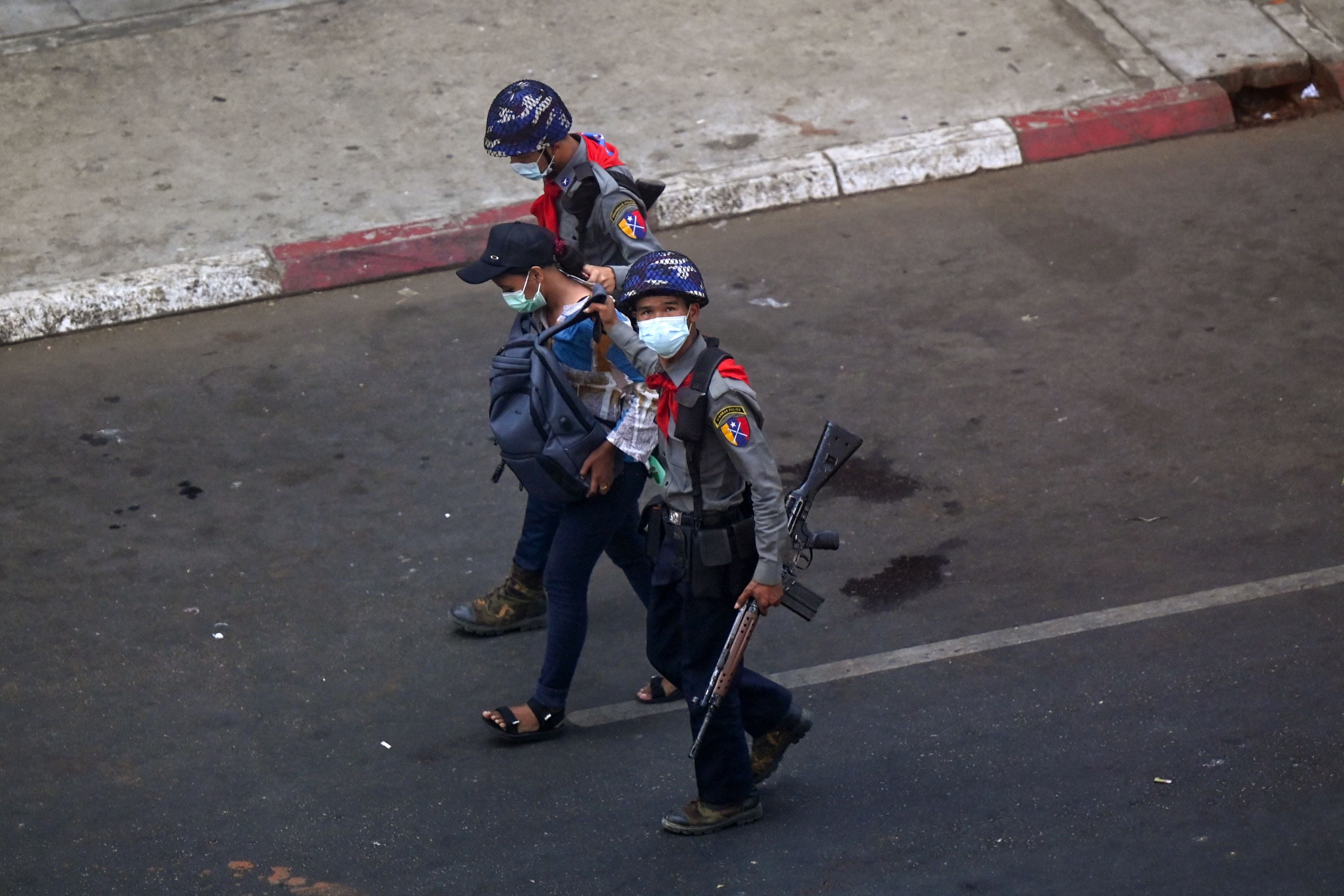 Polisi Myanmar menangkap wartawan dari Myanmar Now, Kay Zon Nwe, di Yangon, Myanmar, pada 27 Februari 2021 saat unjuk rasa. 