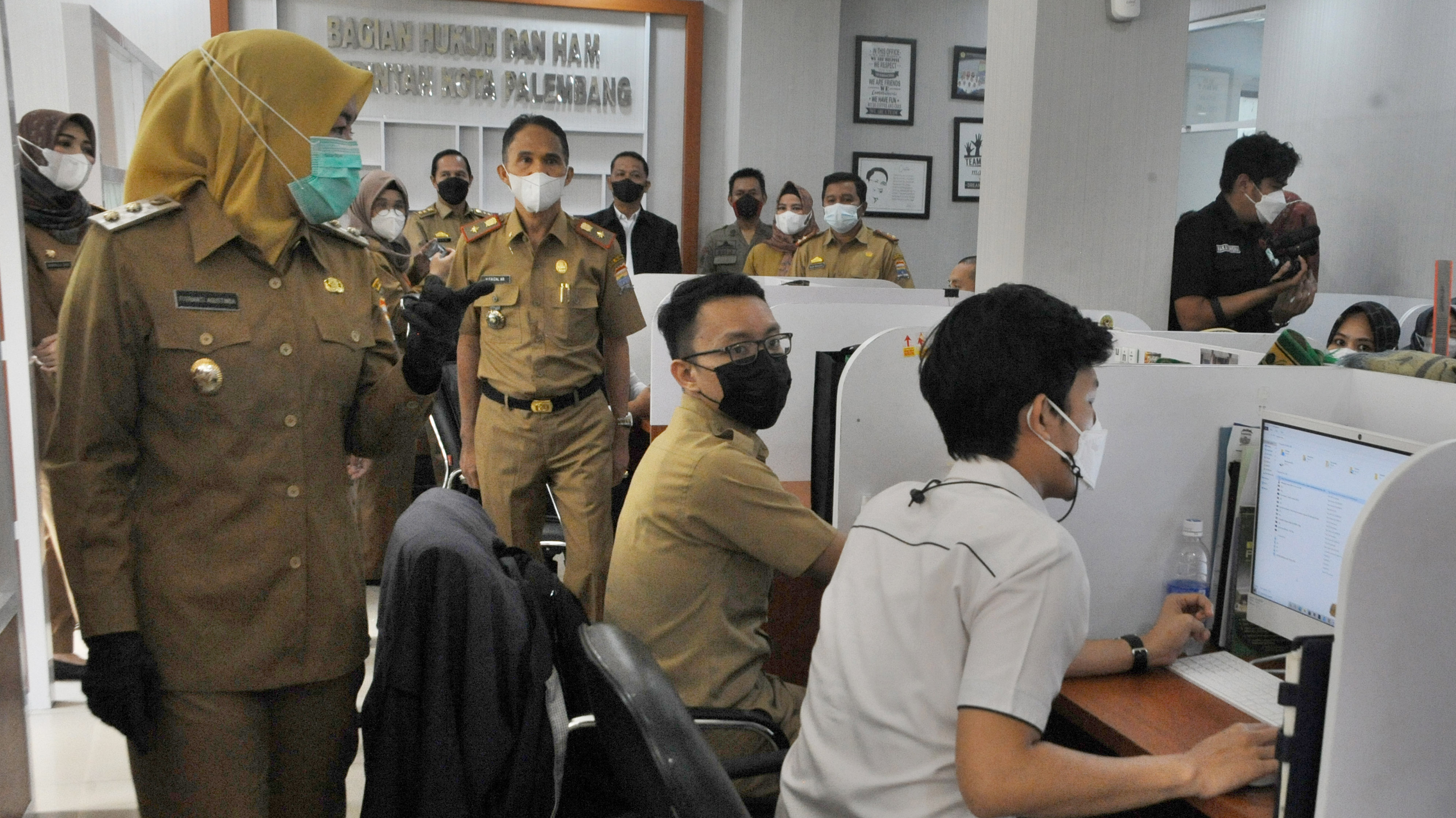 Wakil Wali Kota Palembang Fitrianti Agustinda (kiri) melakukan sidak kehadiran ASN di hari pertama masuk pascalibur Lebaran.