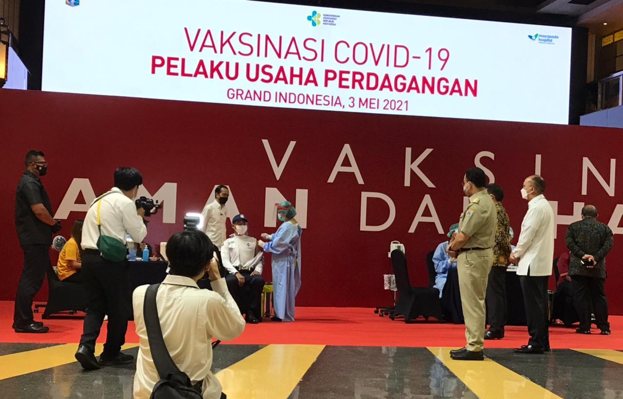 Para pelaku usaha perdagangan menjalankan vaksinasi di  Grand Indonesia, Jakarta Pusat, Senin (3/5/2021)