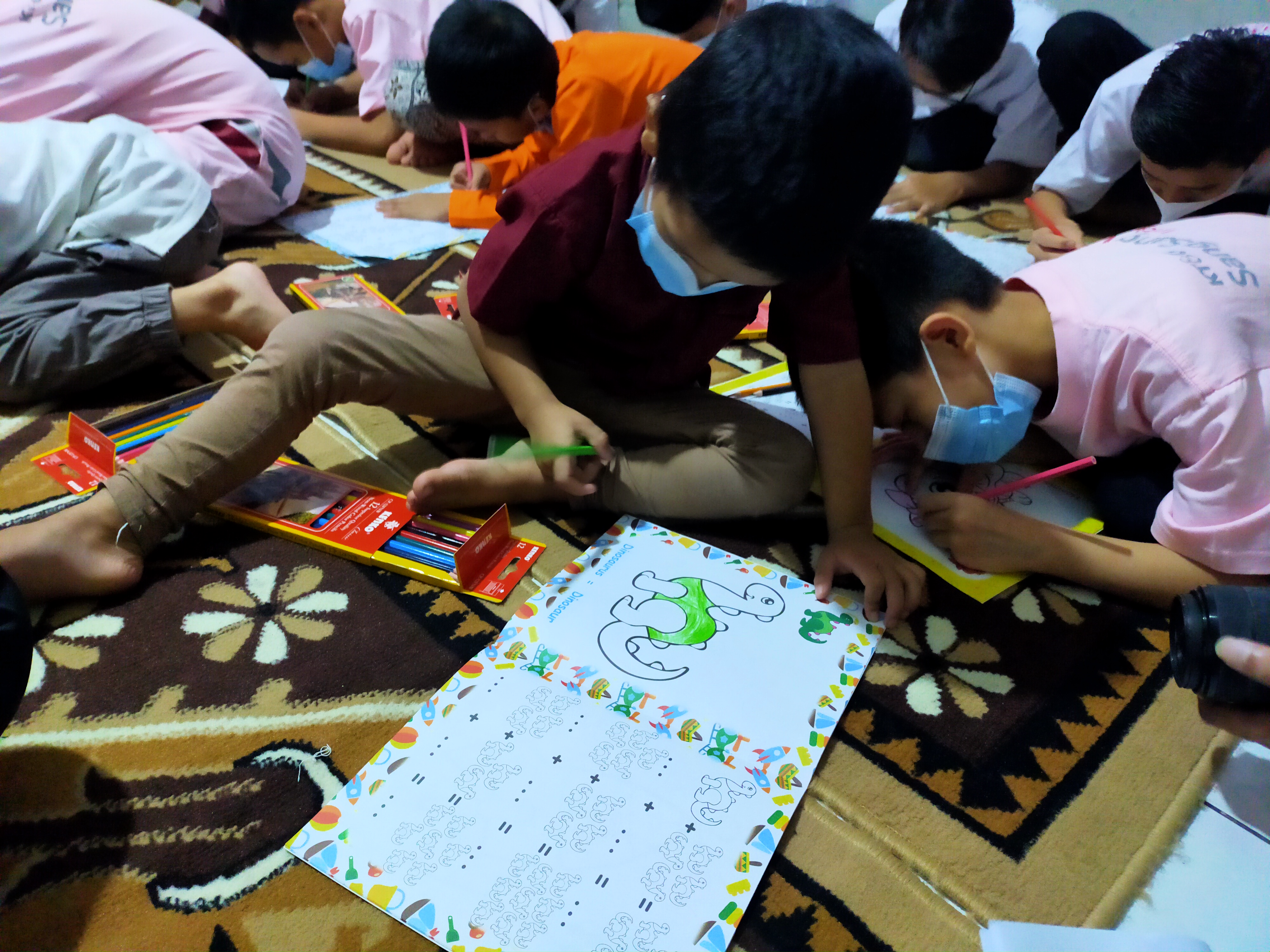 Anggota komunitas KT&G SangSang Univ. Indonesia mengisi kegiatan Ramadan bersama anak yatim di antaranya mewarnai gambar.