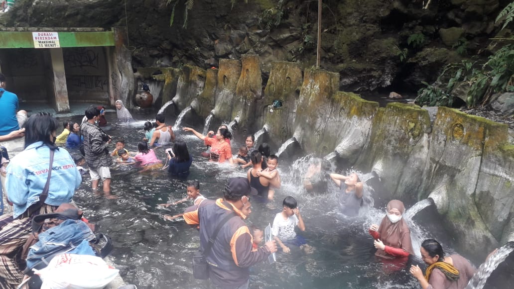 Pengunjung mandi air panas di Pancuran Tiga Belas OW Guci, di Kabupaten Tegal. 