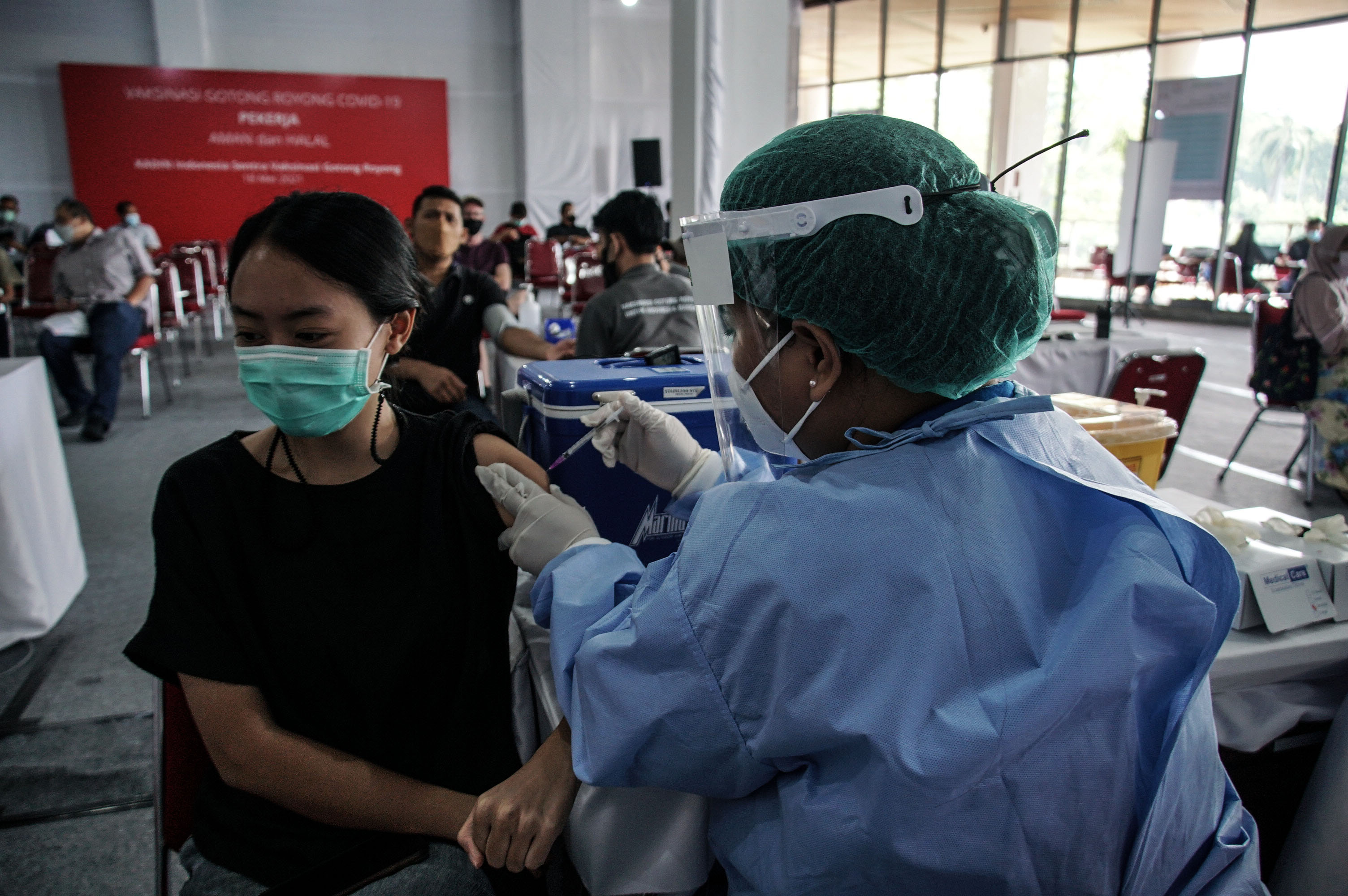 Petugas menyuntikkan vaksin covid-19 kepada warga di Sentra Vaksinasi Gotong Royong, di Spark Mall, Senayan, Jakarta, Selasa (25/5).