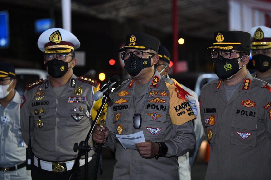 Kepala Korps Lalu Lintas Polri Irjen Pol Istiono (tengah)  saat mengecek random tes Swab antigen di pos penyekatan KM 34 tol Cikampek.