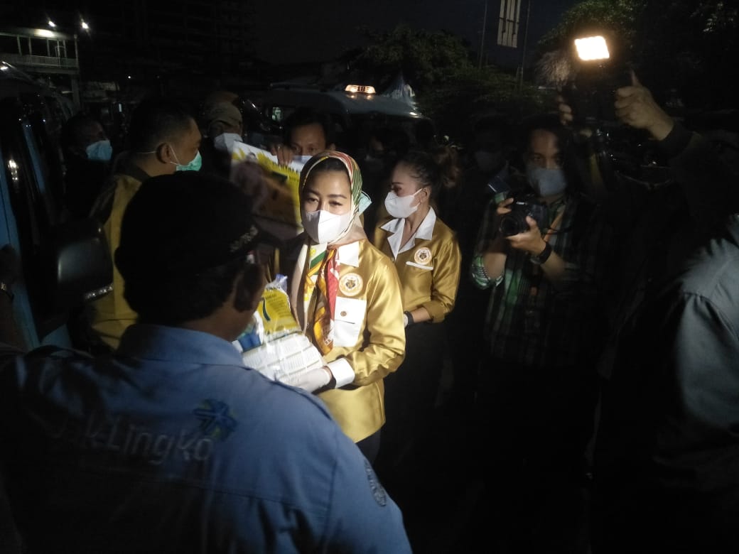 Ketua Partai Emas, Hasnaeni membagikan beras kepada sopir angkot di Terminal Kampung Melayu Jakarta Timur, Senin (10/5/2021)