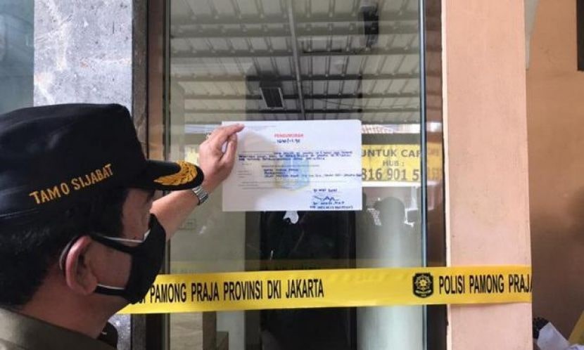 Petugas Satpol PP Kota Jakarta Barat menutup permanen Hotel Wisma Prima, Taman Sari, Jakarta Barat, Senin (31/5). 