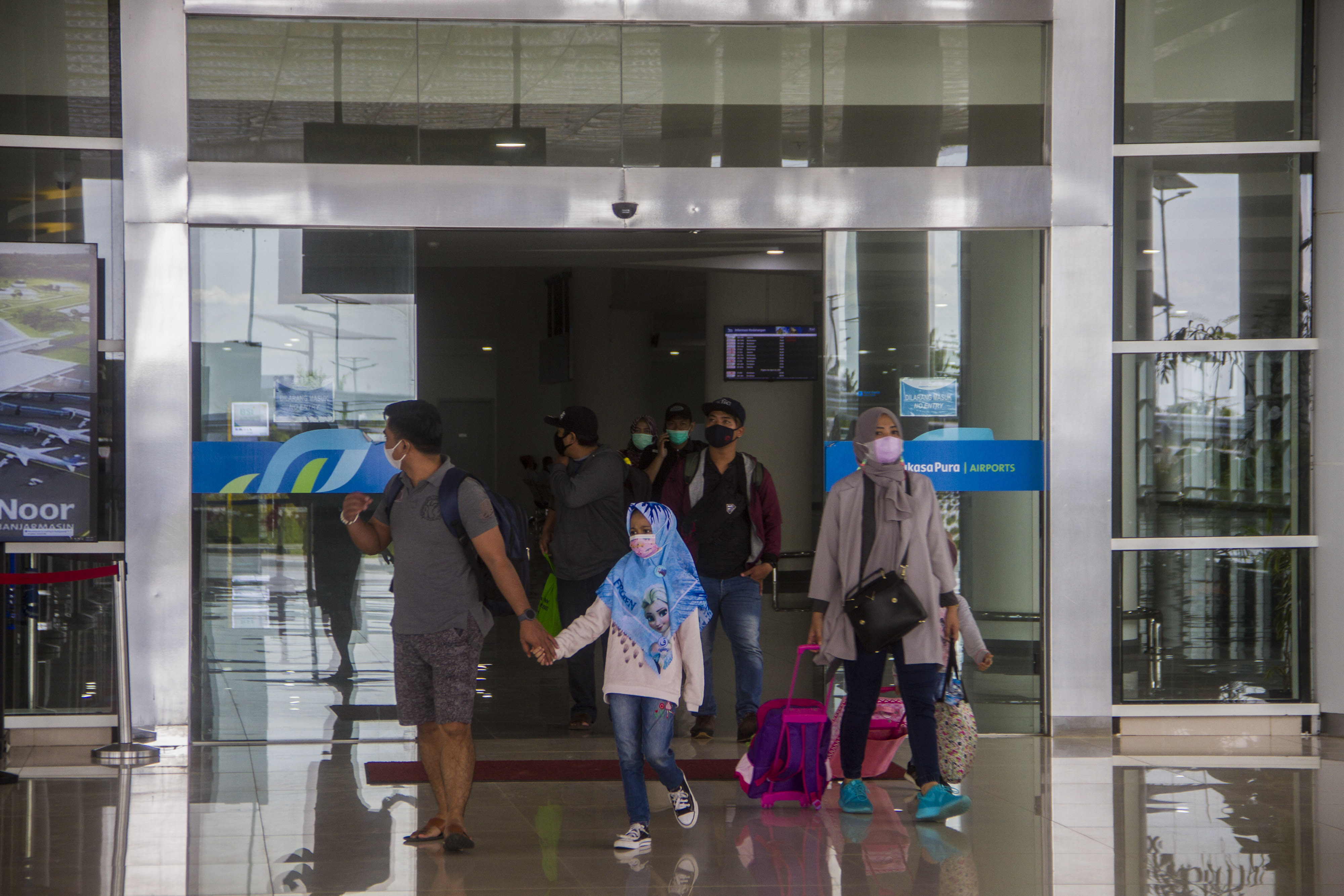 Penumpang keluar dari terminal kedatangan Bandara Internasional Syamsudin Noor, Banjarbaru, Kalimantan Selatan, Kamis (22/4/2021)