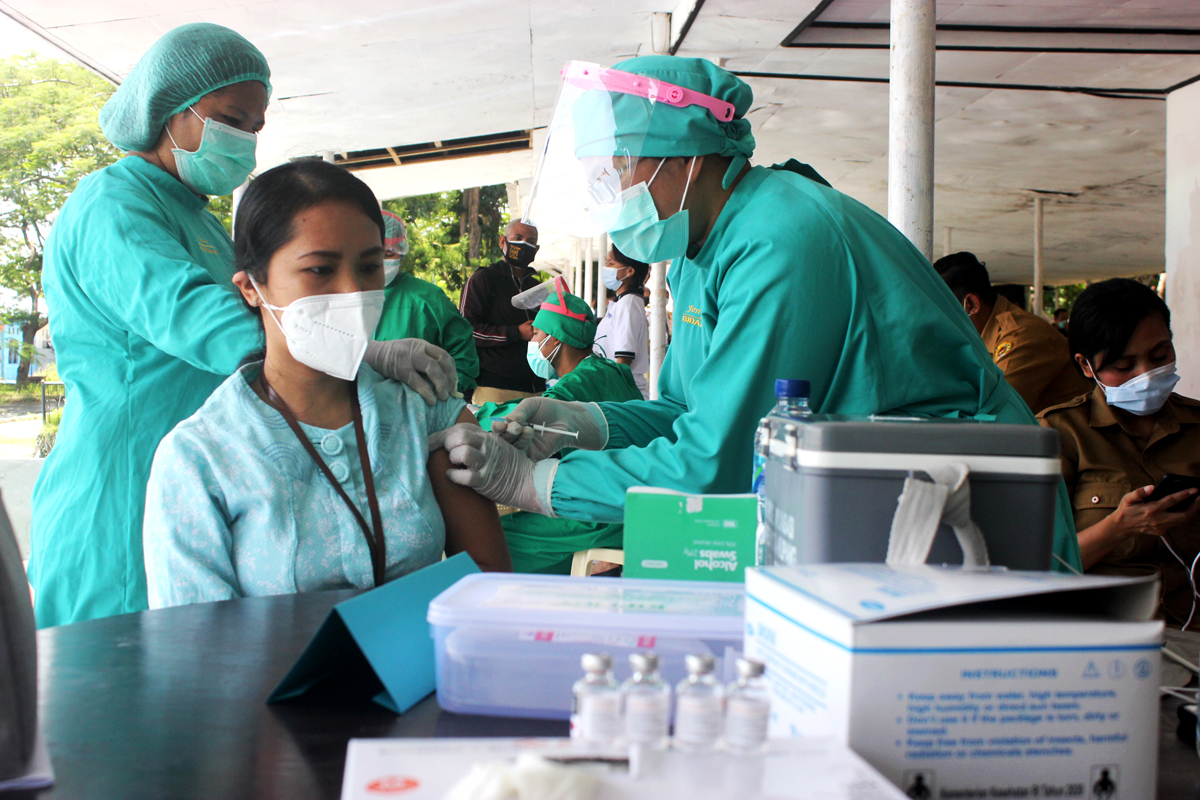 Sebanyak 1.500 orang mengikuti vaksinasi covid-19 digelar di Lapangan Kantor Wali Kota Kupang, Nusa Tenggara Timur, Selasa (23/3/2021).