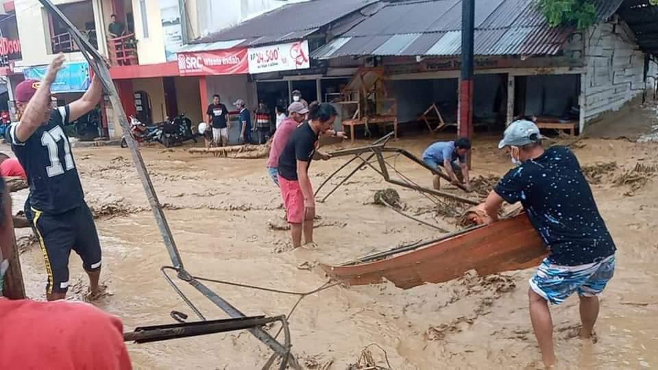 Banjir bandang yang melanda Bangun Dolok dan Sualan, Kecamatan Girsang Sipangan Bolon Parapat, Kabupaten Simalungun, Sumatra Utara 