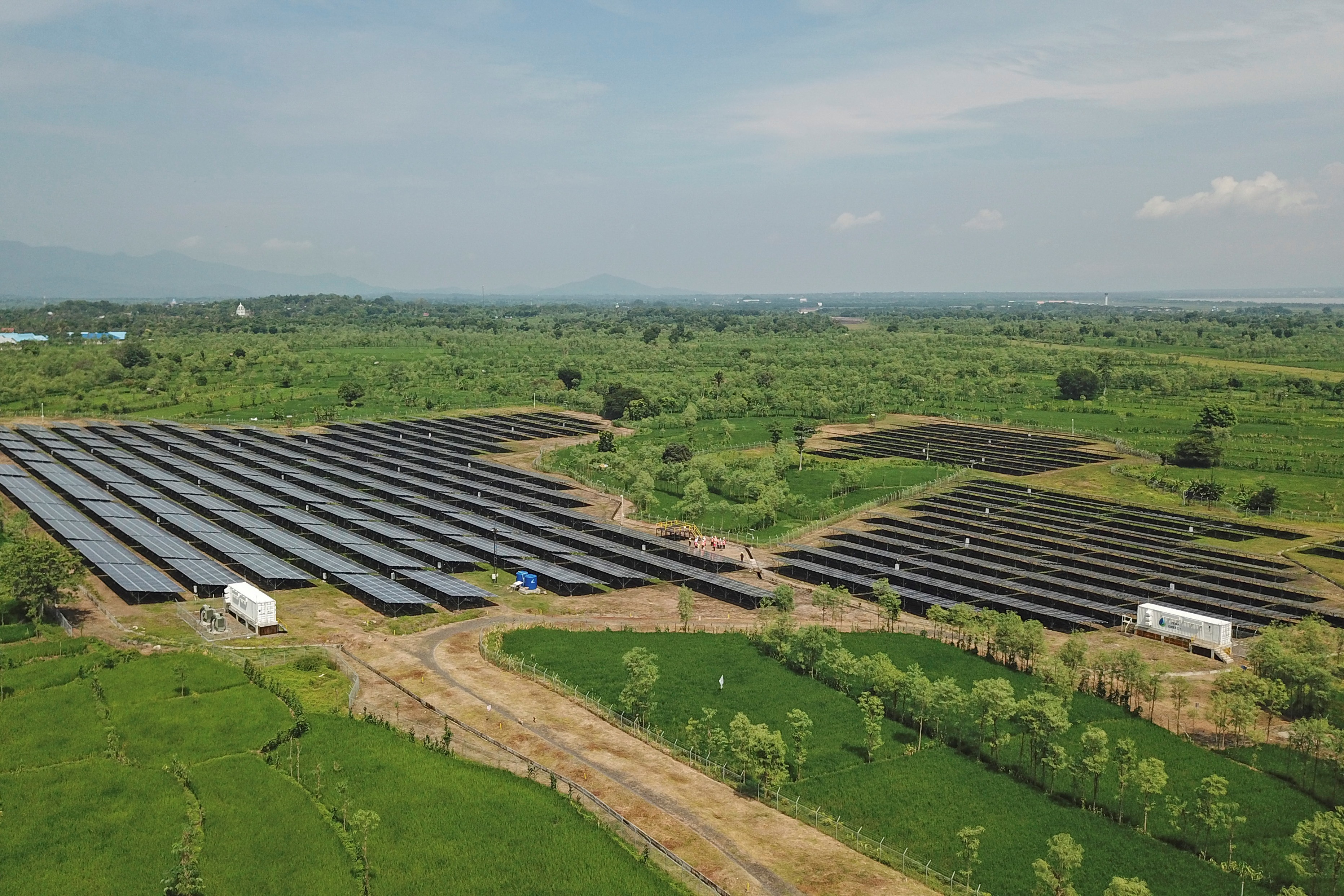  Foto udara kawasan Pembangkit Listrik Tenaga Surya (PLTS) di Desa Sengkol, Kecamatan Pujut, Praya, Lombok Tengah, NTB, beberapa waktu lalu.