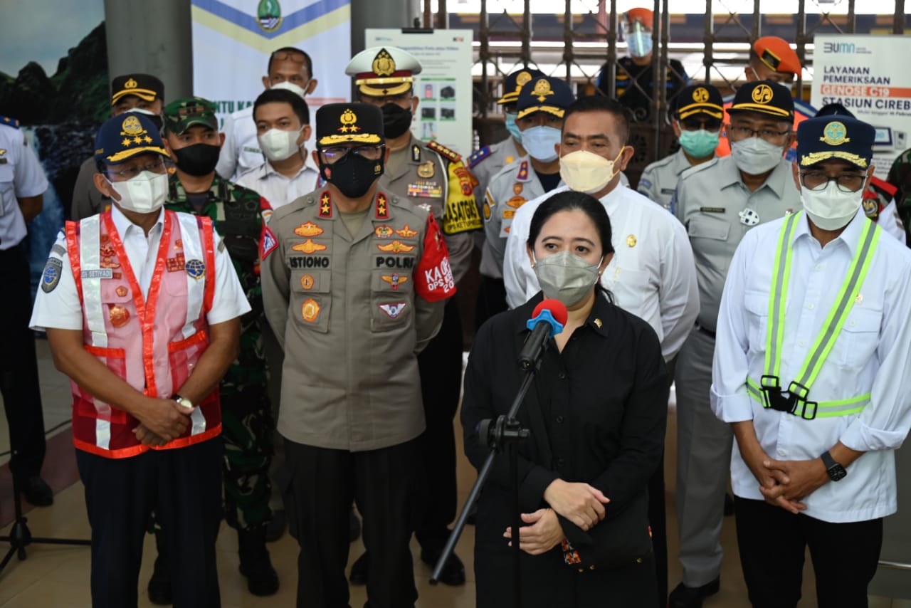 Ketua DPR Puan Maharani meninjau pelaksanaan larangan mudik. 