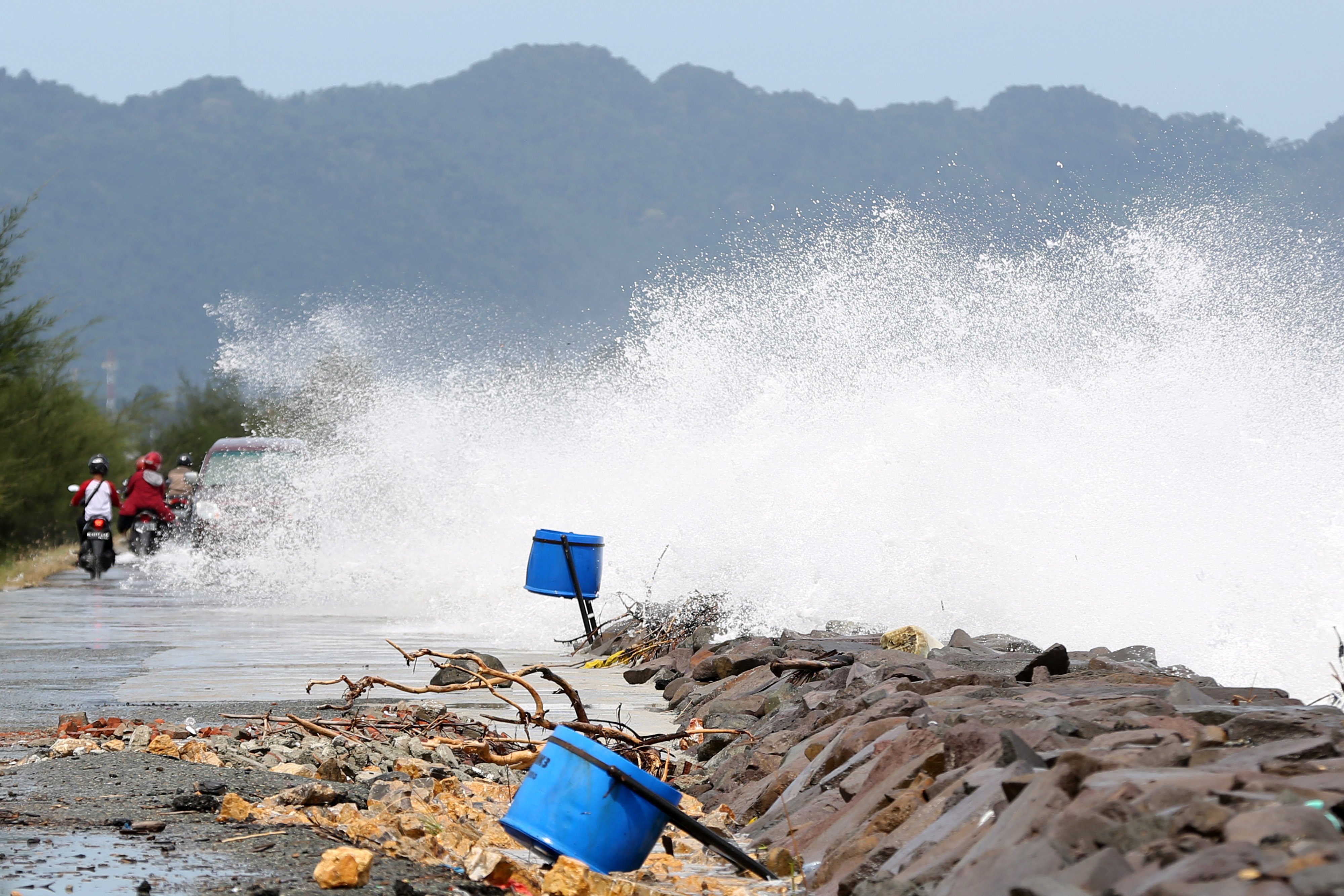 Gelombang tinggi melewati tanggul pemecah ombak di pesisir pantai Ulee Lheu, Banda Aceh, Aceh, Sabtu (29/5/2021).