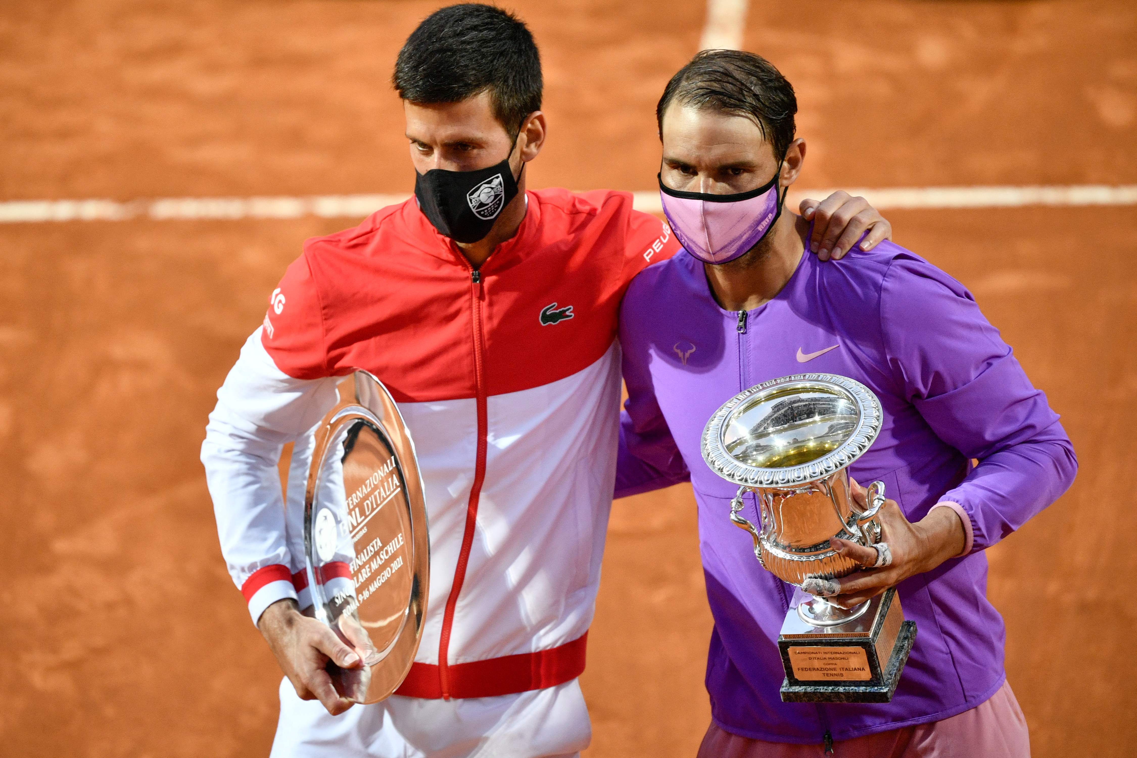 Novak Djokovic (kiri) merangkul Rafael Nadal setelah harus menjadi runner-up di Men's Italian Tennis Open, Foro Italico, Roma, Italia.