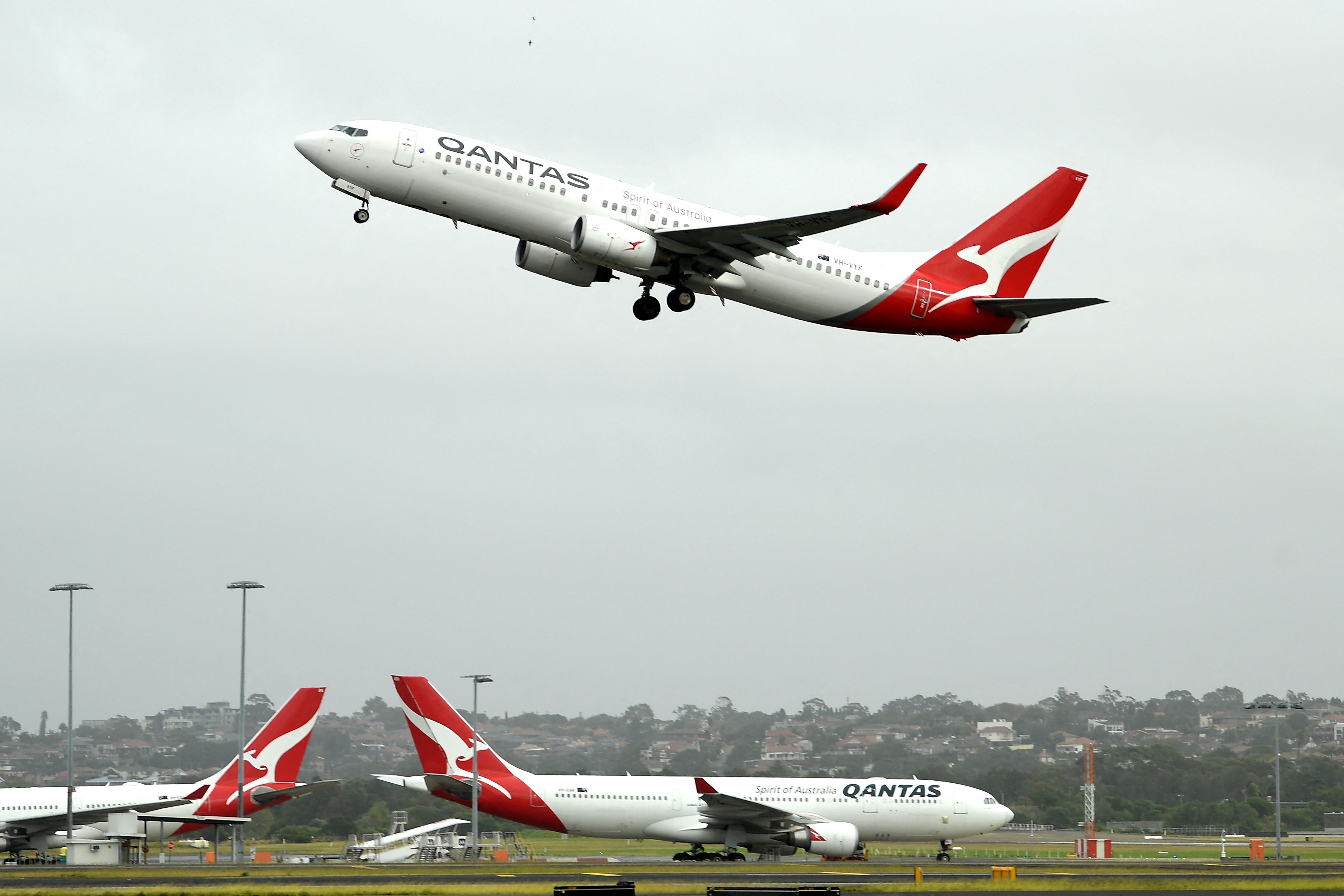 Pesawat Qantas melakukan off dari Bandara International Sydney, Australia. 