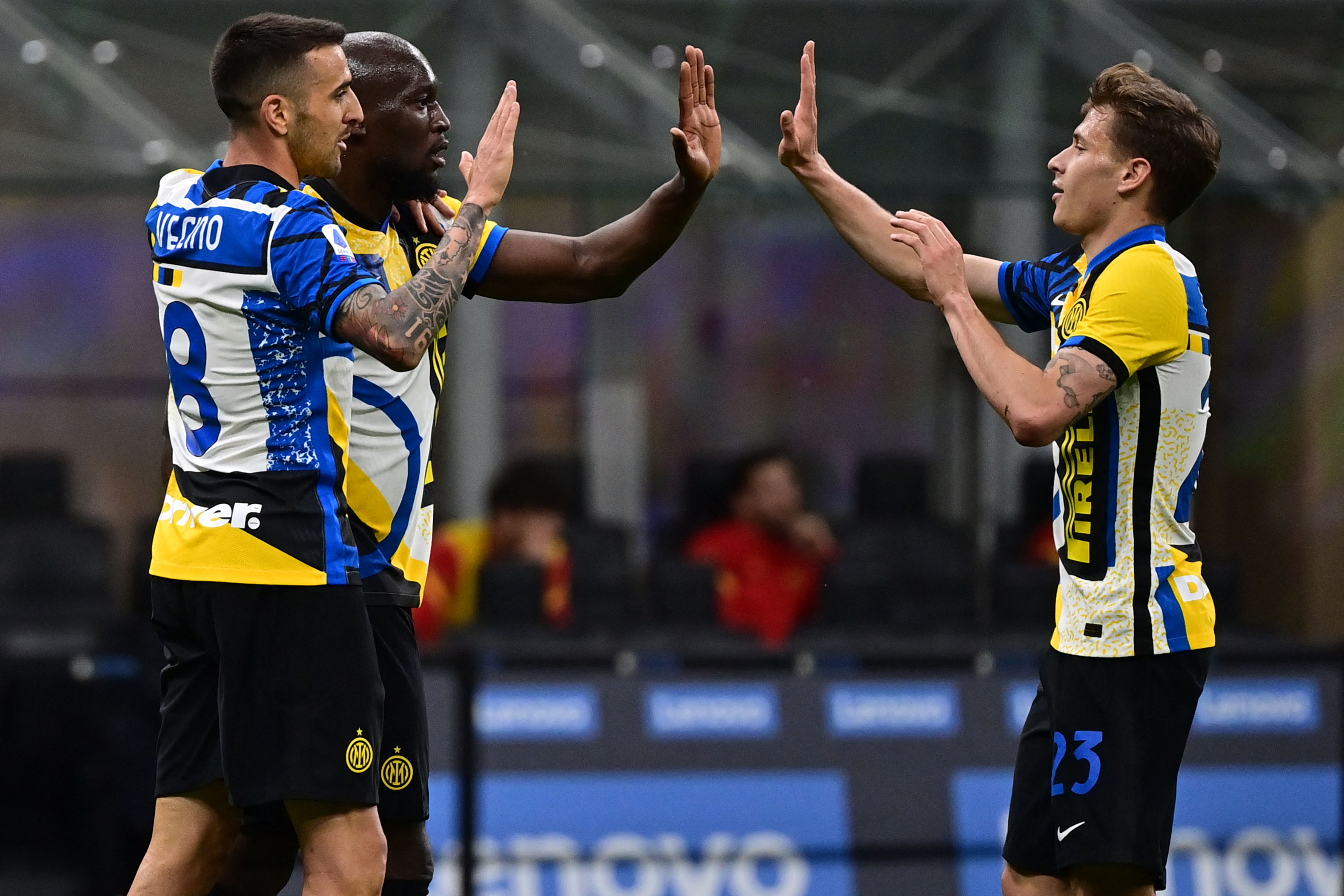 Para pemain Inter Milan melakukan selebrasi usai mencetak gol ke gawang AS Roma di laga Serie A.