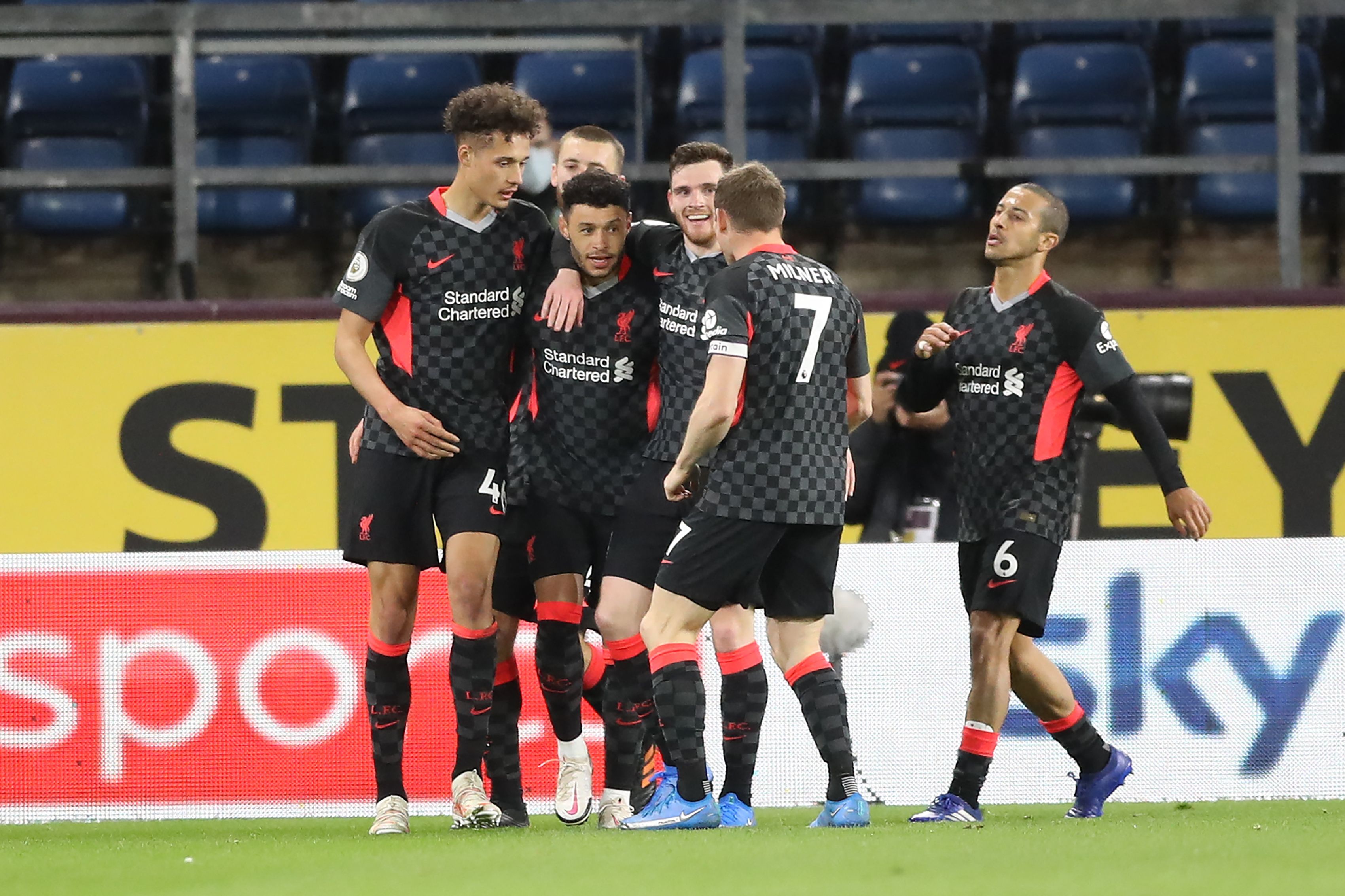 Para pemain Liverpool melakukan selebrasi usai mencetak gol ke gawang lawan.