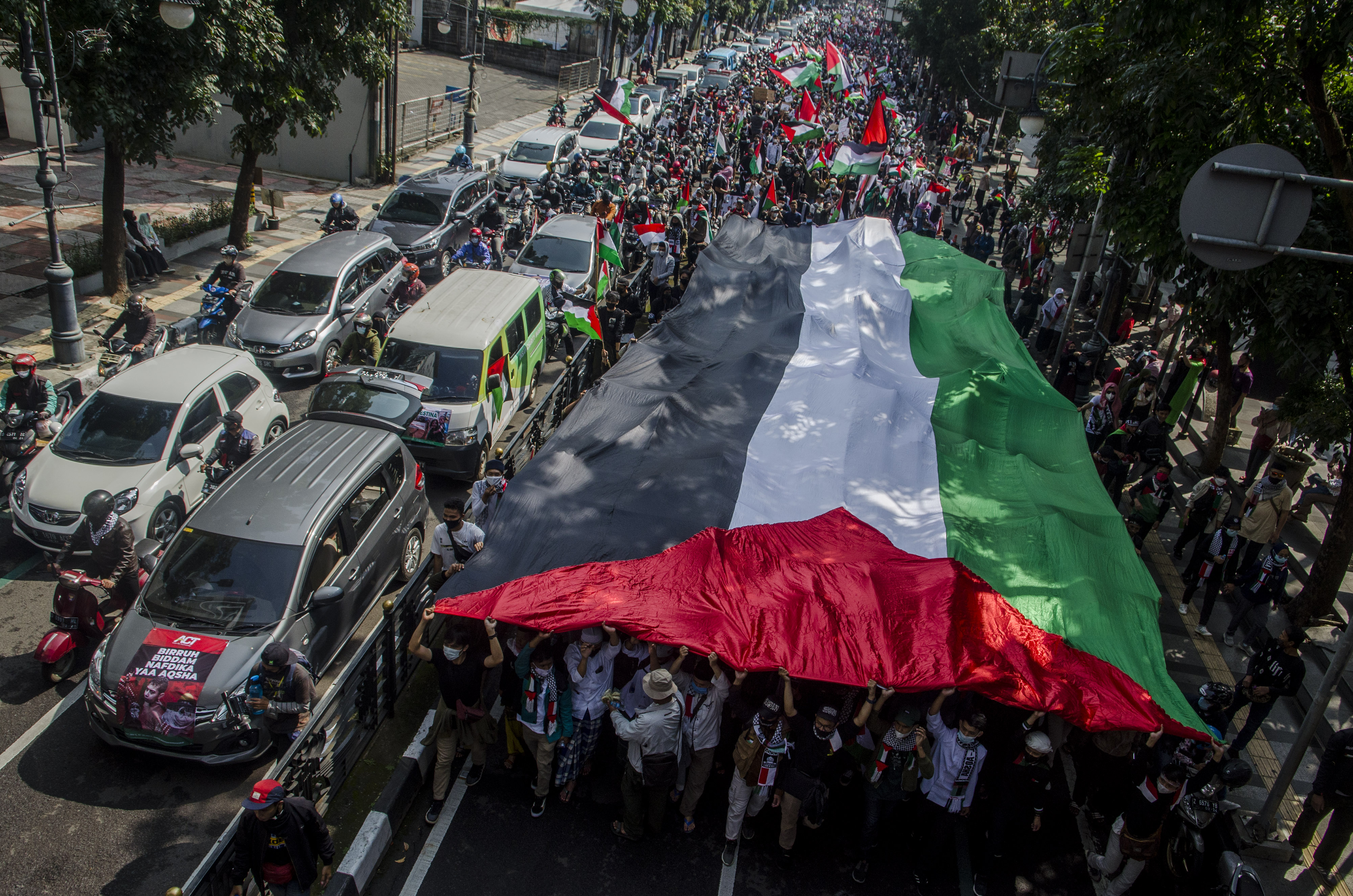 Aksi pawai dukung Palestina di Bandung, Jawa Barat, hari ini.